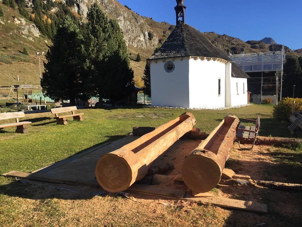 Hans macht neue Blumentröge Hans macht neue Blumentröge