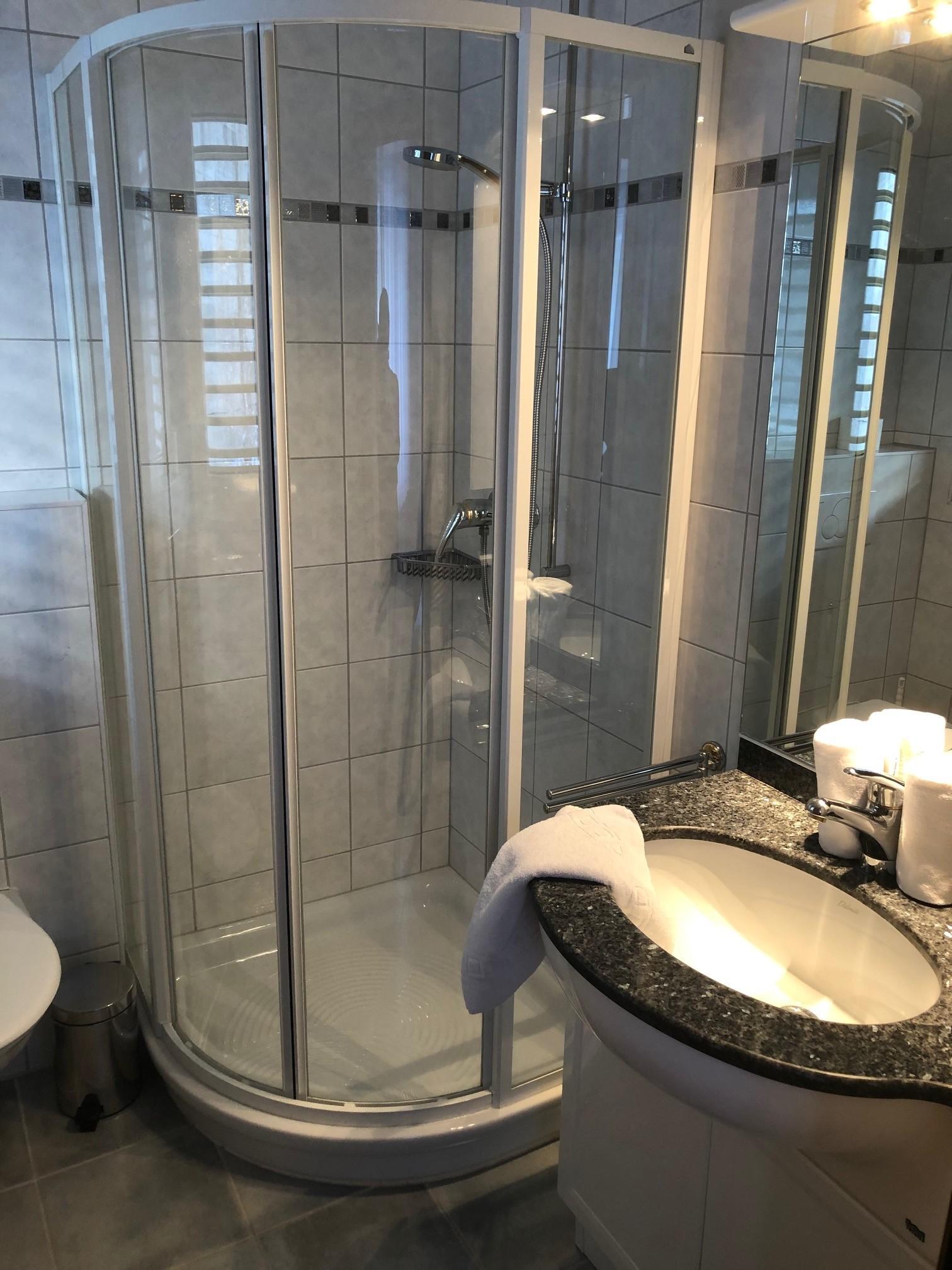 Edelweiss E 13_dusche-WC_b Edelweiss E 13_dusche-WC_b