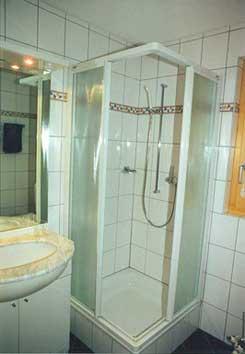 Badezimmer mit Dusche Badezimmer mit Dusche