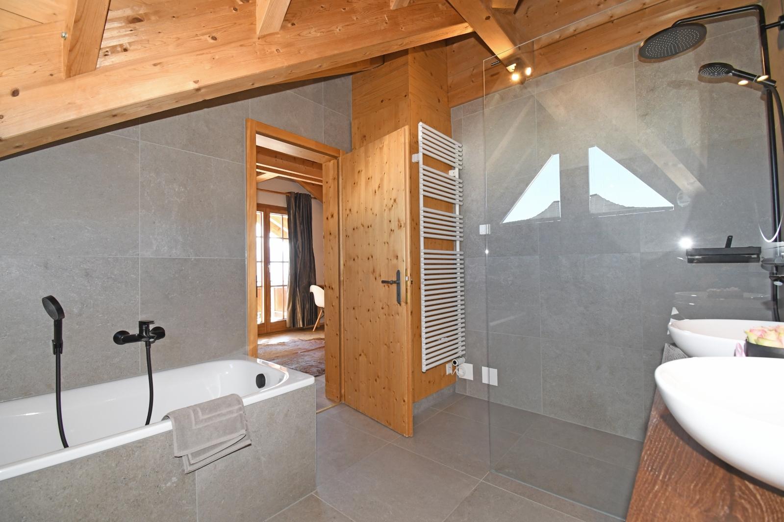 Chalet Wilhelm Tell OG Ost- 1. Nasszelle (2. Stk.) Chalet Wilhelm Tell OG Ost- 1. Nasszelle (2. Stk.)