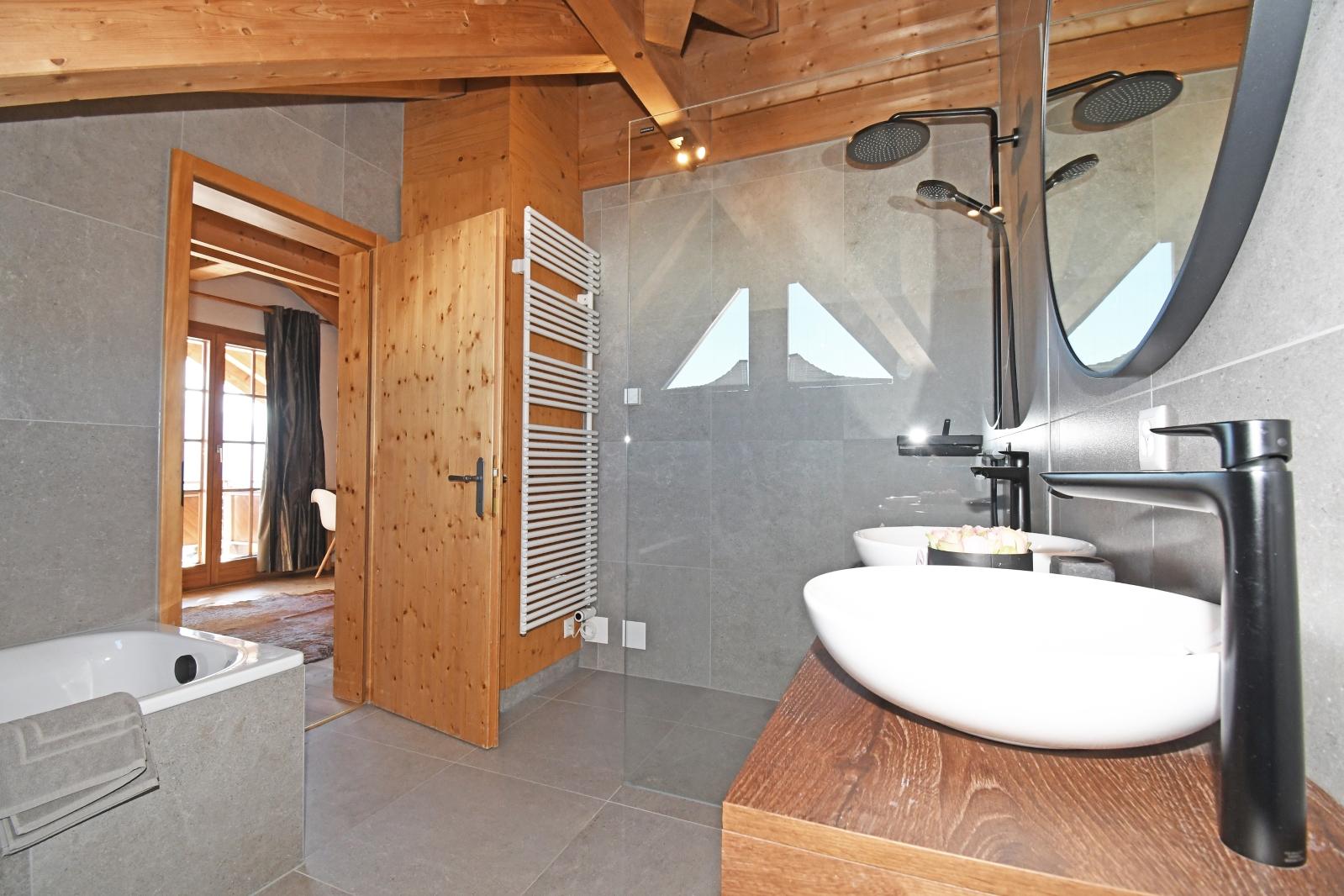 Chalet Wilhelm Tell OG Ost- 1. Nasszelle (1. Stk.) Chalet Wilhelm Tell OG Ost- 1. Nasszelle (1. Stk.)