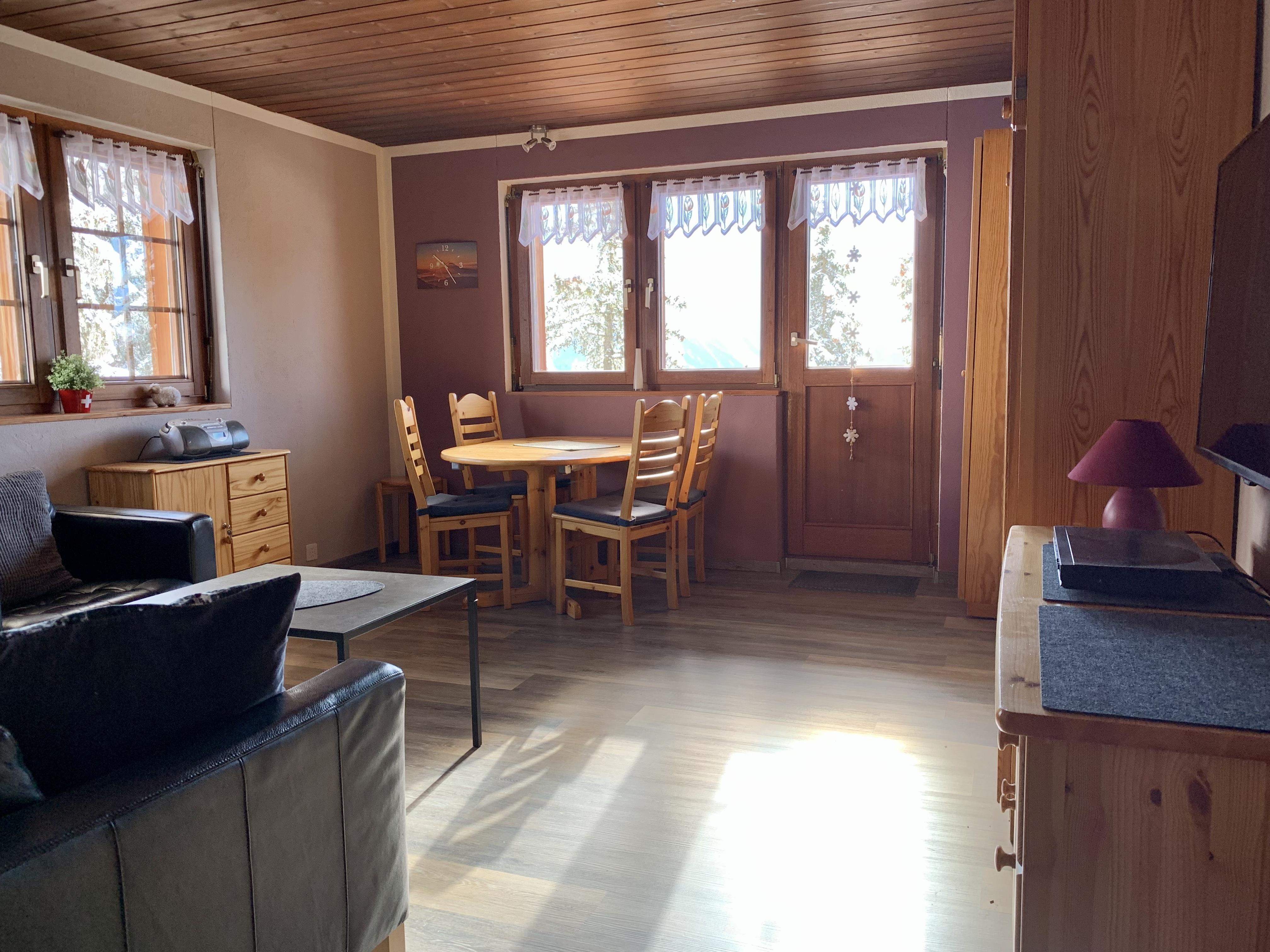 Wohn- / Esszimmer Wohn- / Esszimmer