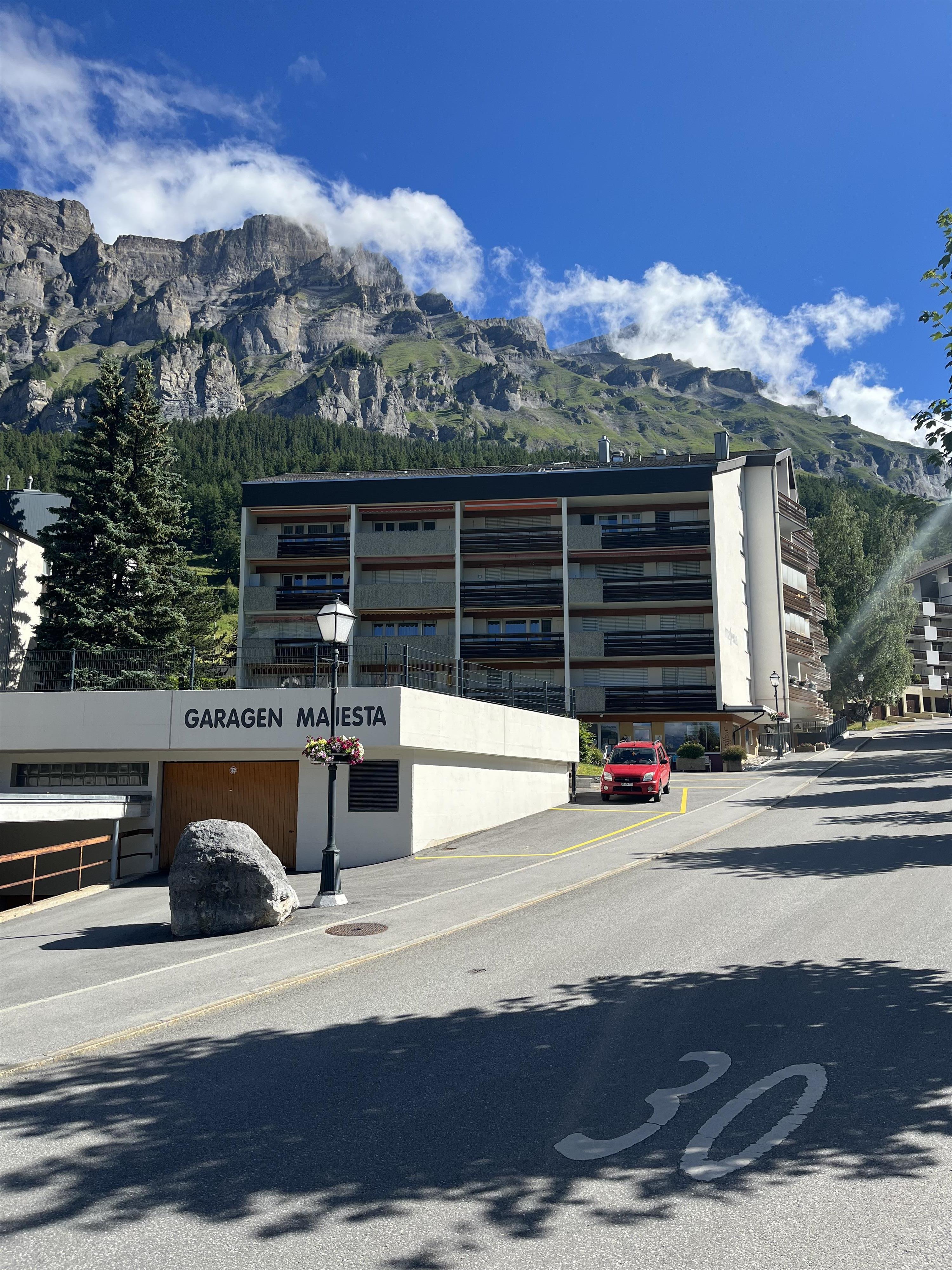 Majesta_garageneinfahrt Majesta_garageneinfahrt