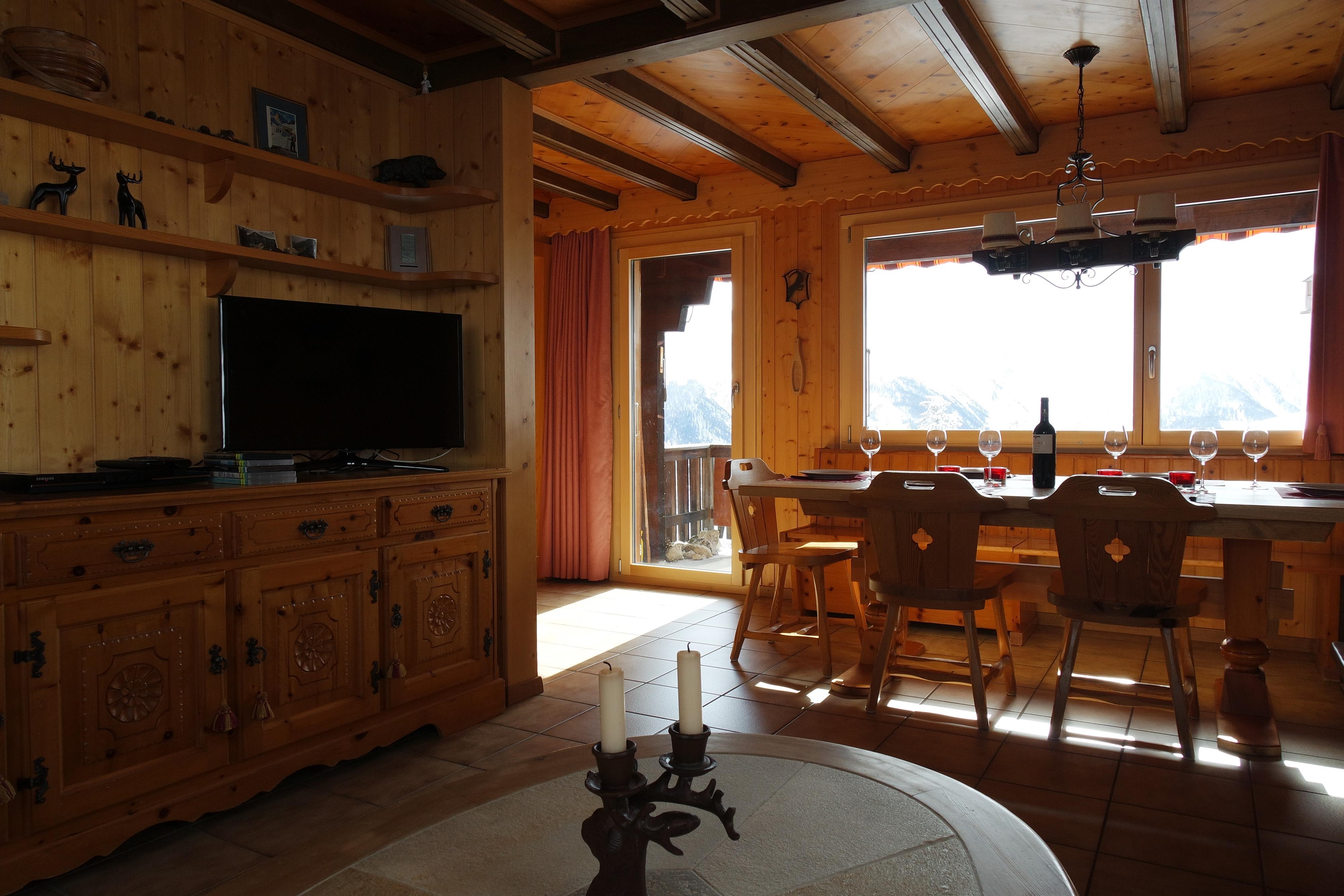 Wohnbereich mit TV sowie grossem Esstisch Wohnbereich mit TV sowie grossem Esstisch