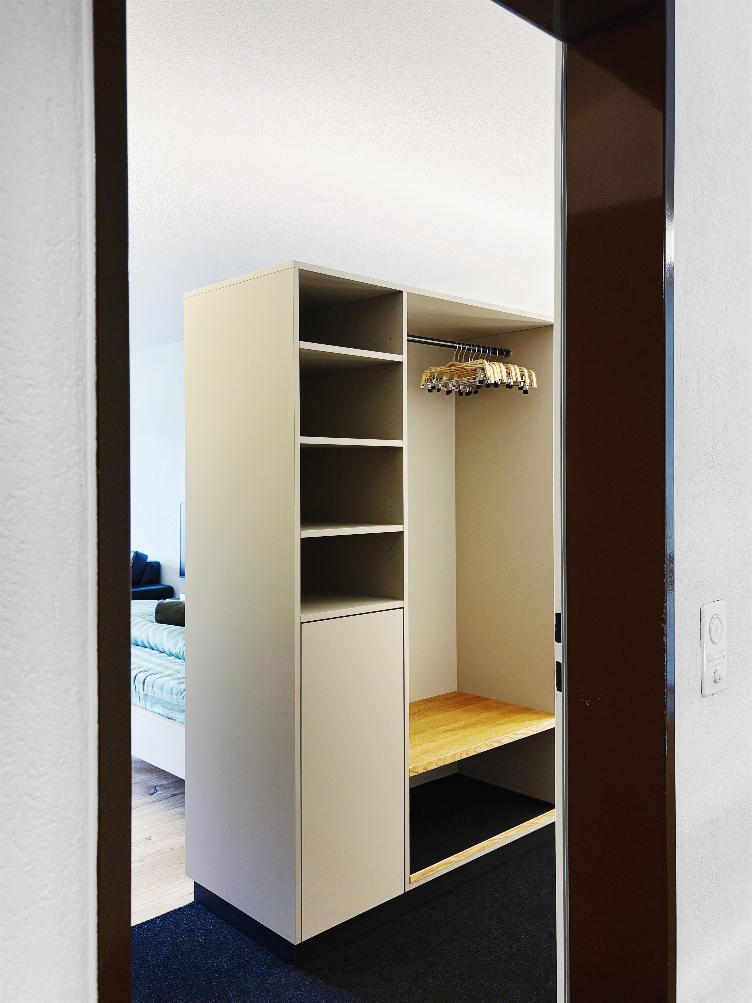 Valère C 244_eingang-garderobe Valère C 244_eingang-garderobe