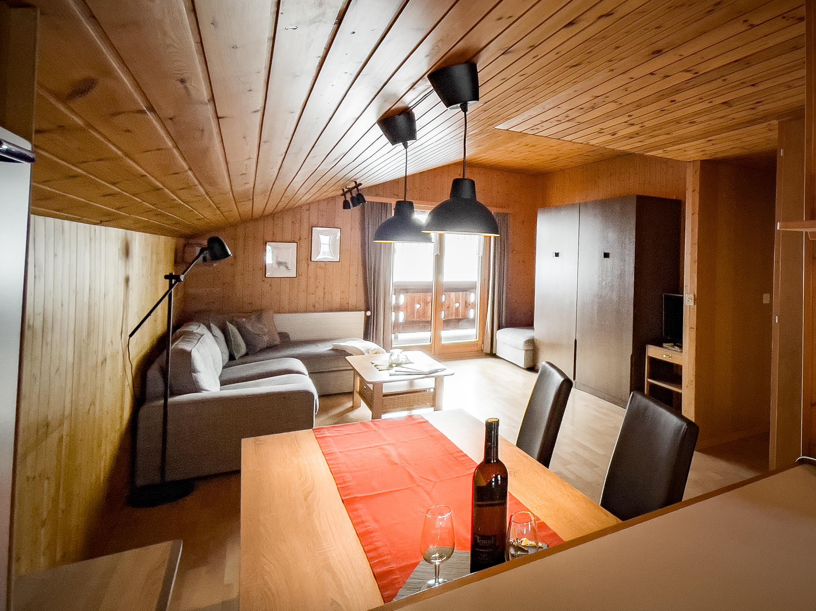 Offener Ess- und Wohnbereich mit Klappbetten Offener Ess- und Wohnbereich mit Klappbetten