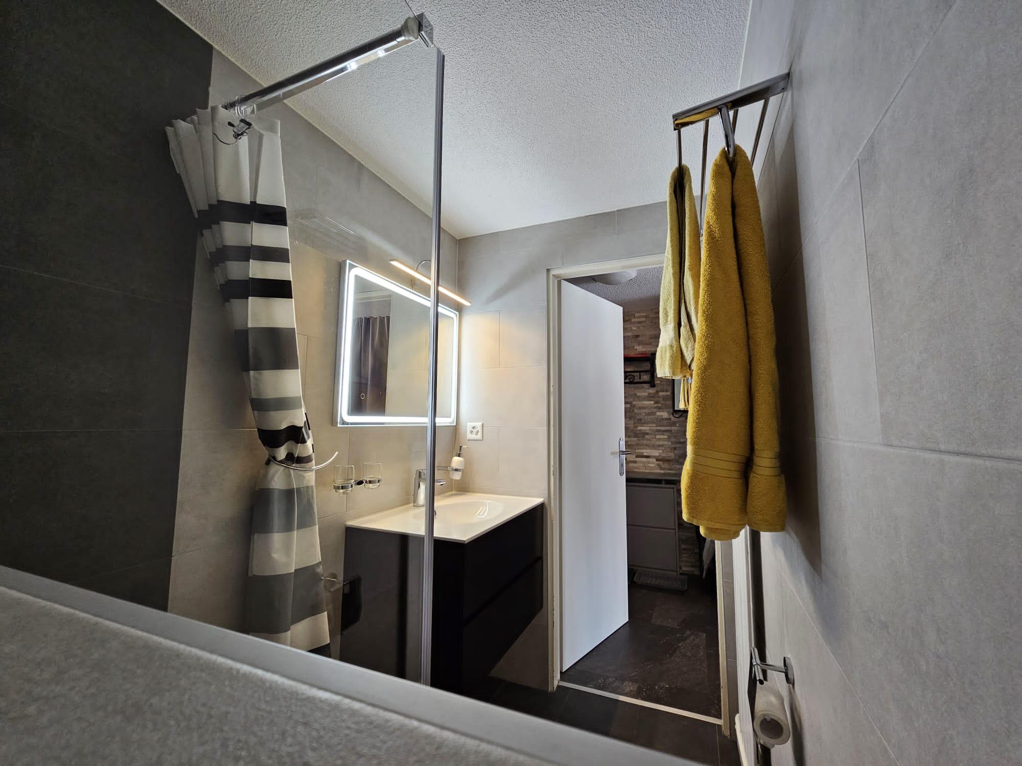 Domino 24_dusche-WC_b Domino 24_dusche-WC_b