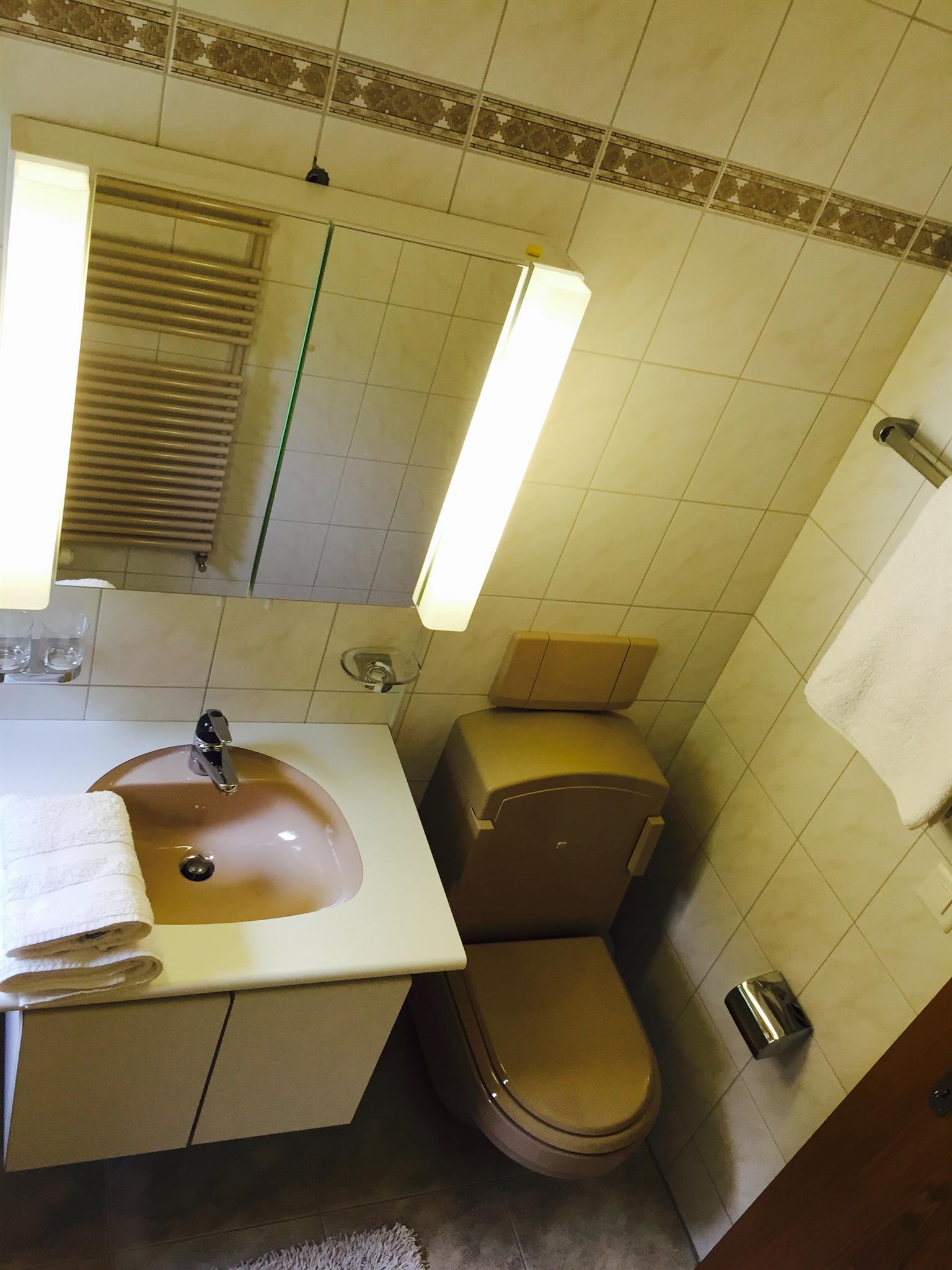 Christina 405_bad-WC_b Christina 405_bad-WC_b