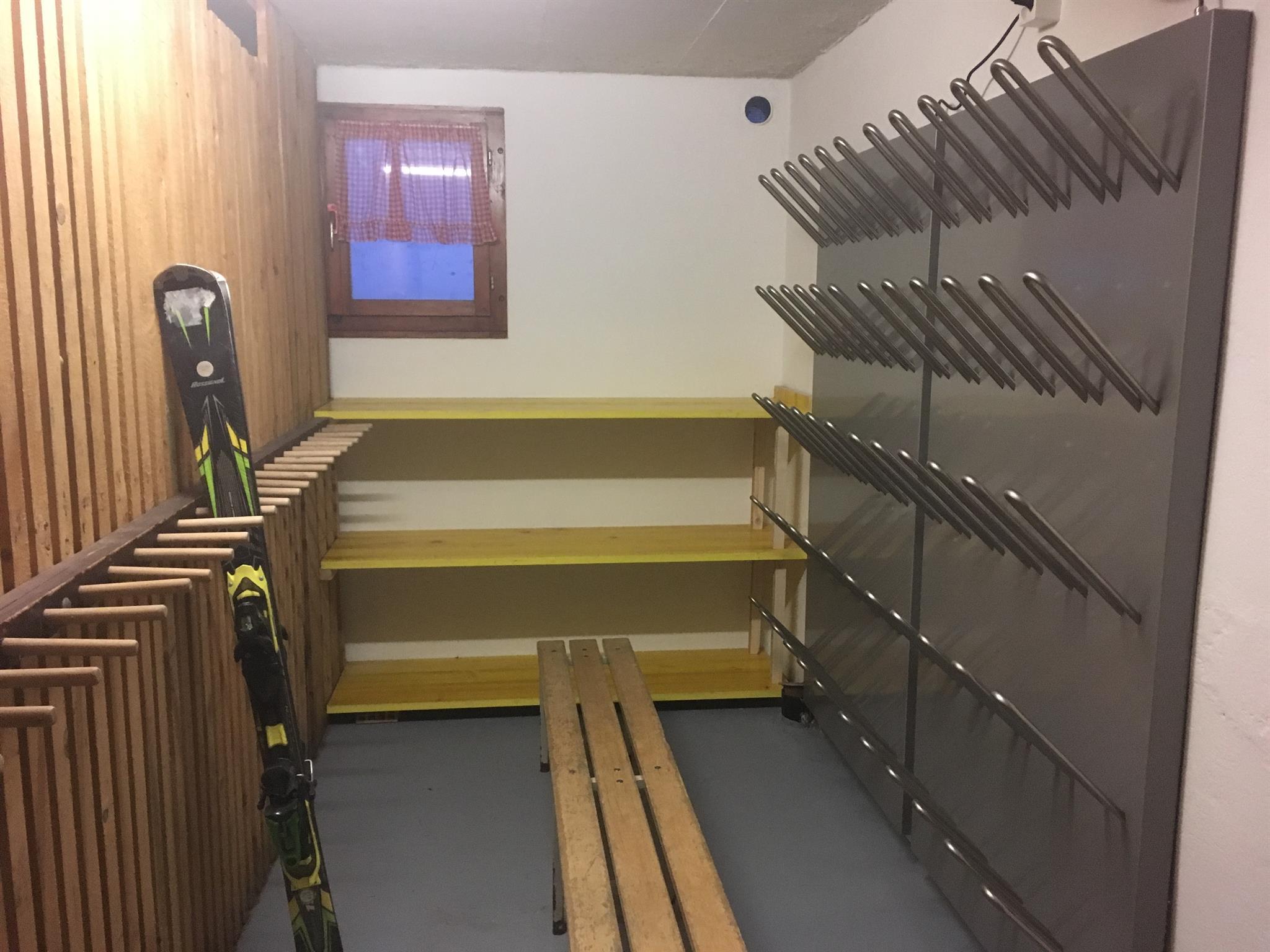 Apartments Carmena Saas-Grund Skiraum mit Schuhhei Apartments Carmena Saas-Grund Skiraum mit Schuhhei