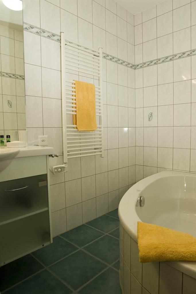 Bad mit Eckbadewanne sepearates WC Bad mit Eckbadewanne sepearates WC