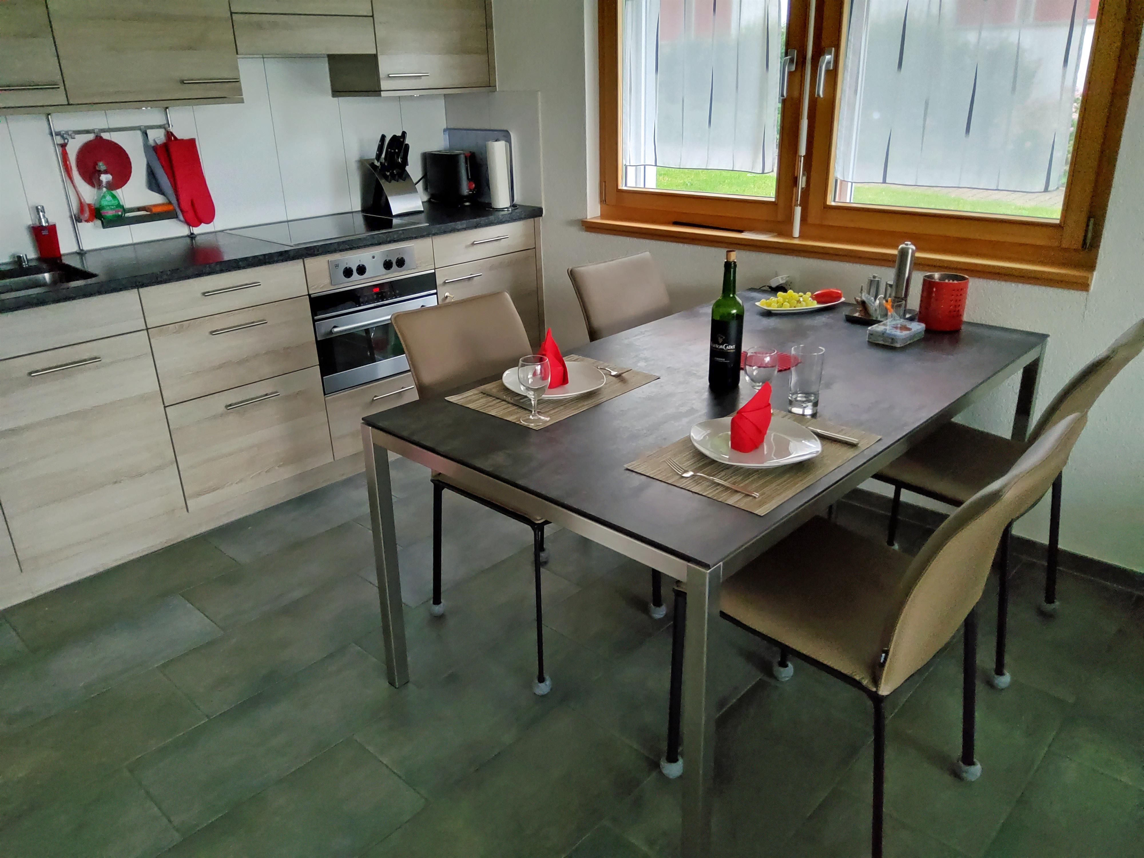 Küche mit Microwellen/Backofen Küche mit Microwellen/Backofen