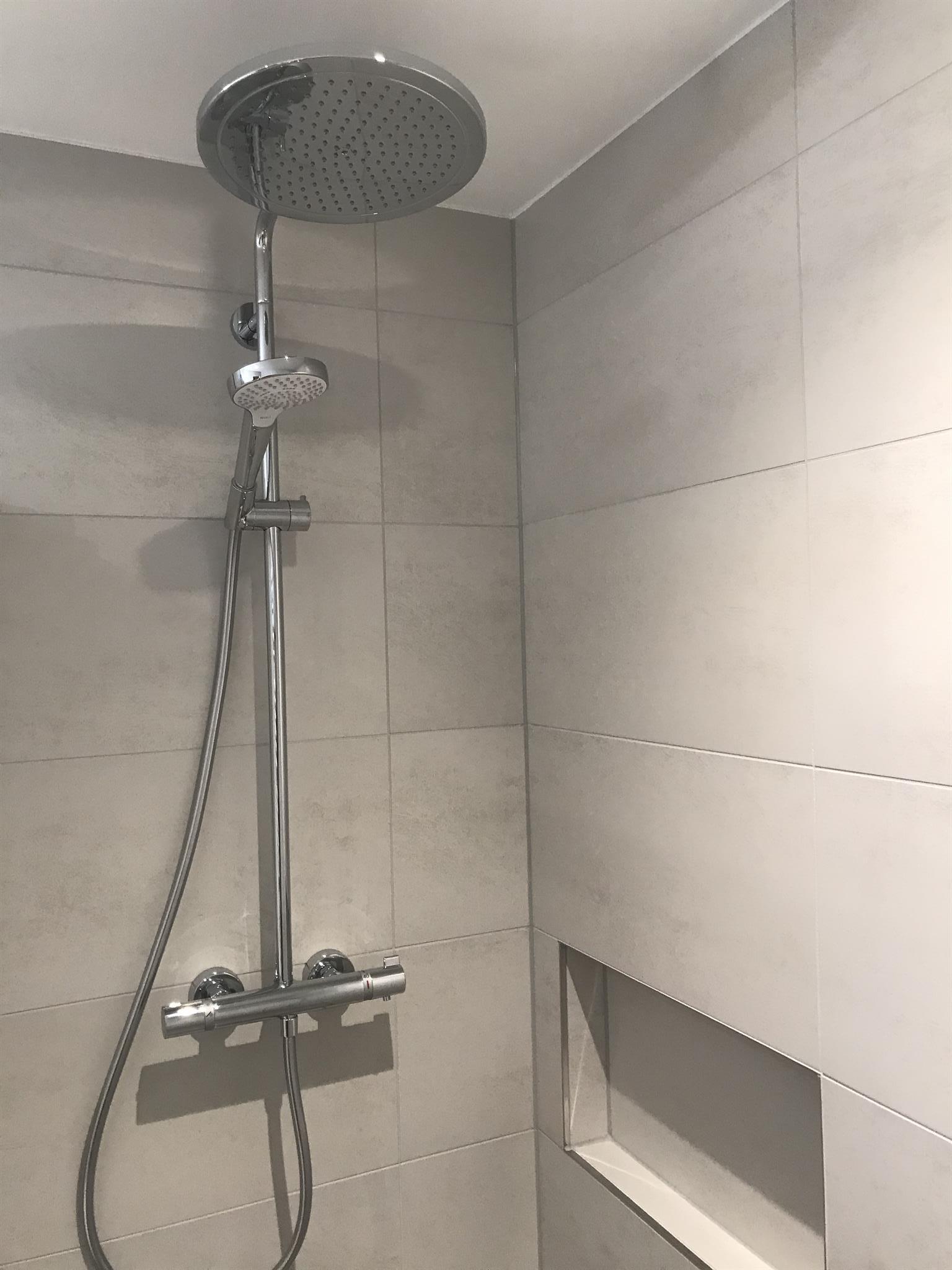 Thermostat mit Regenbrause Thermostat mit Regenbrause