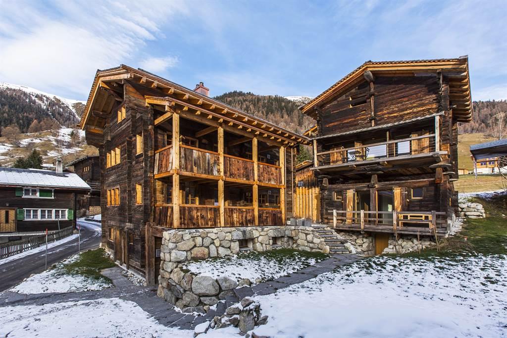 Spycher rechts, Haus mit 2 Wohnungen links Spycher rechts, Haus mit 2 Wohnungen links