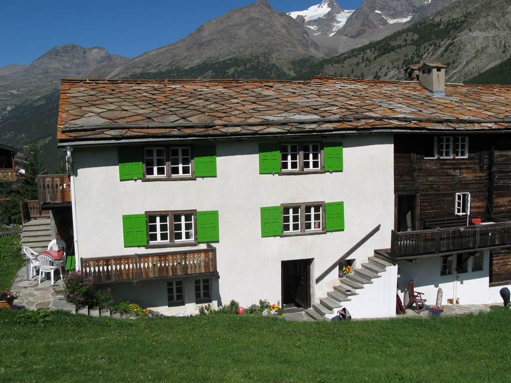 Sommer Saas mit Vorplatz Stein unten Sommer Saas mit Vorplatz Stein unten