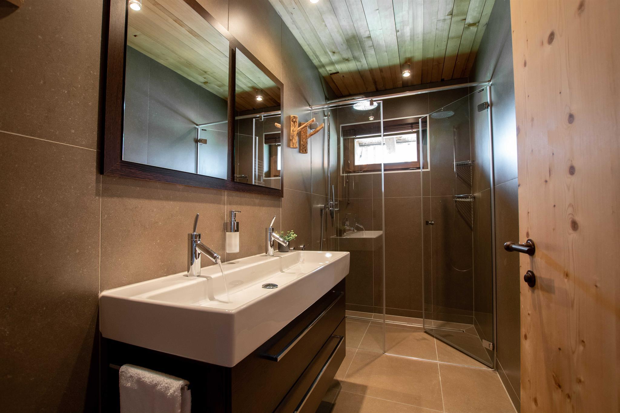 Anna Isabelle Riederalp, Badezimmer mit Dusche Anna Isabelle Riederalp, Badezimmer mit Dusche