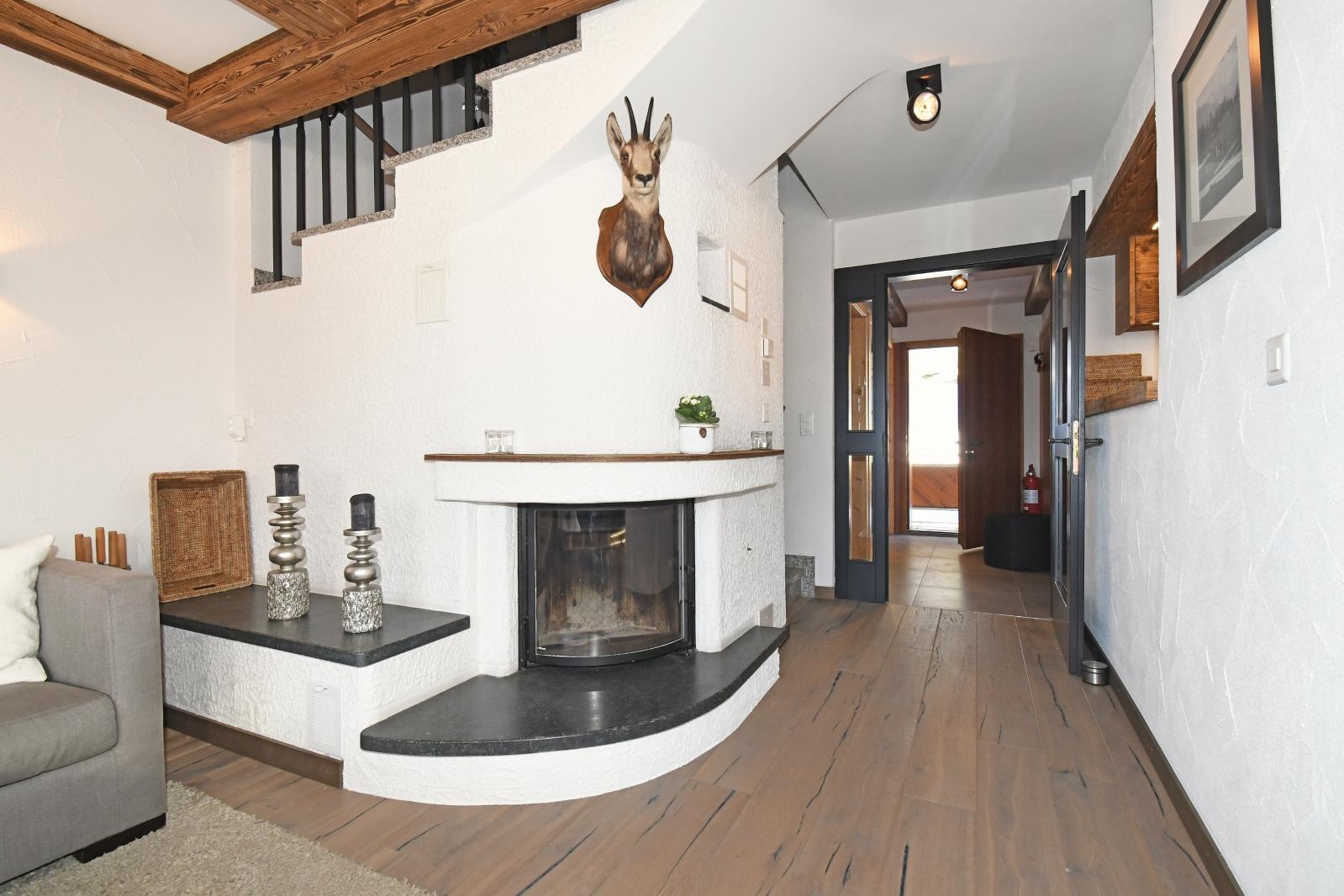 Chalet Wilhelm Tell OG Ost- Kaminecke und Korridor Chalet Wilhelm Tell OG Ost- Kaminecke und Korridor