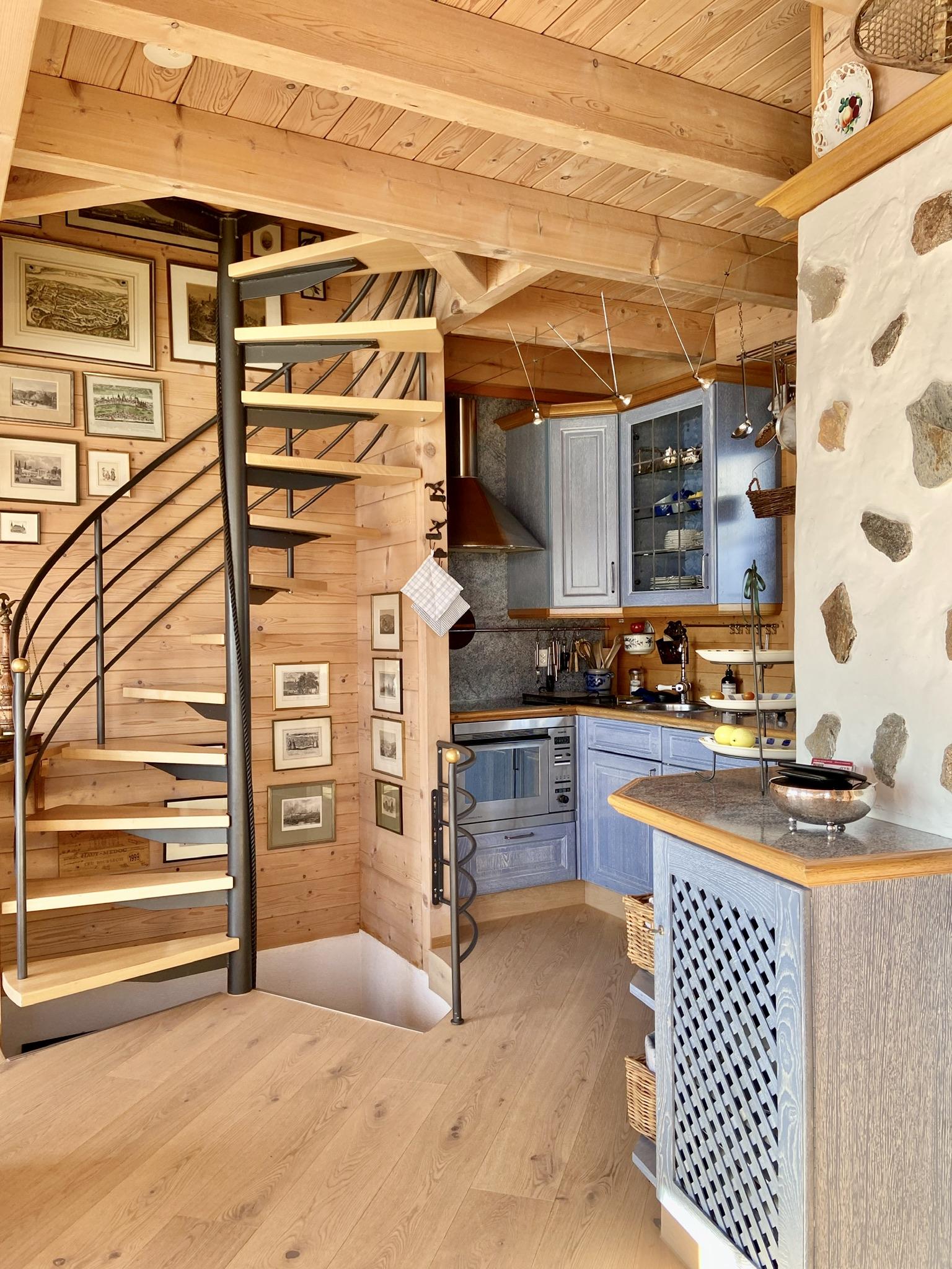 Wendeltreppe + Küchenbereich Wendeltreppe + Küchenbereich