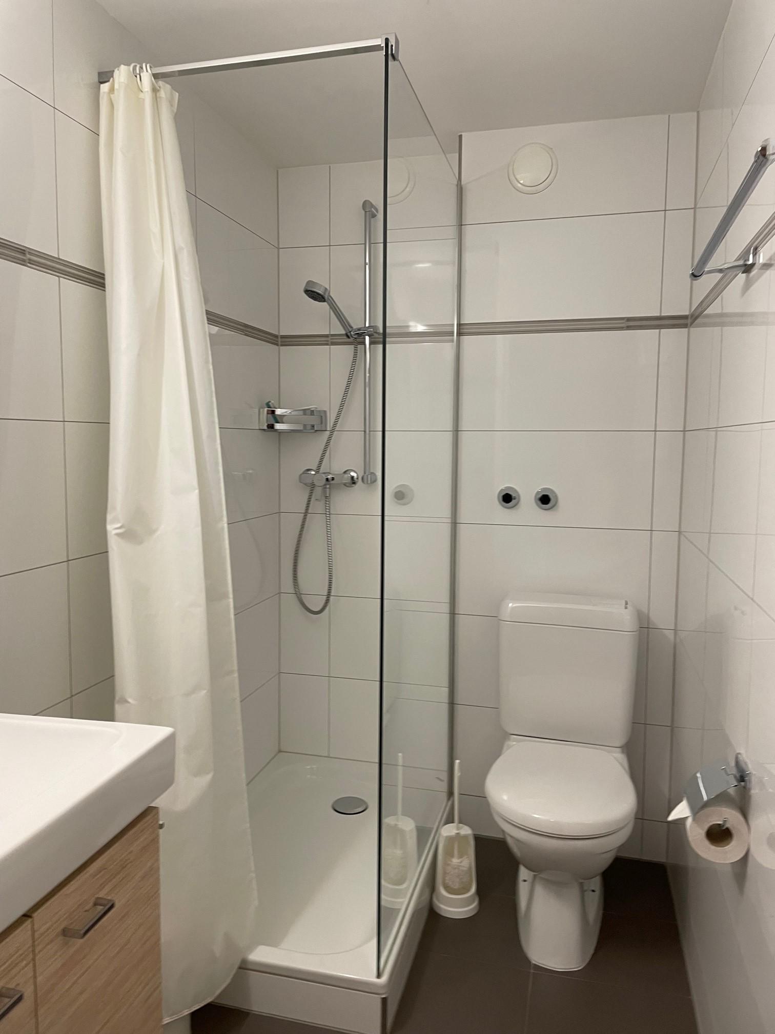 Domino 15_dusche-WC_c Domino 15_dusche-WC_c