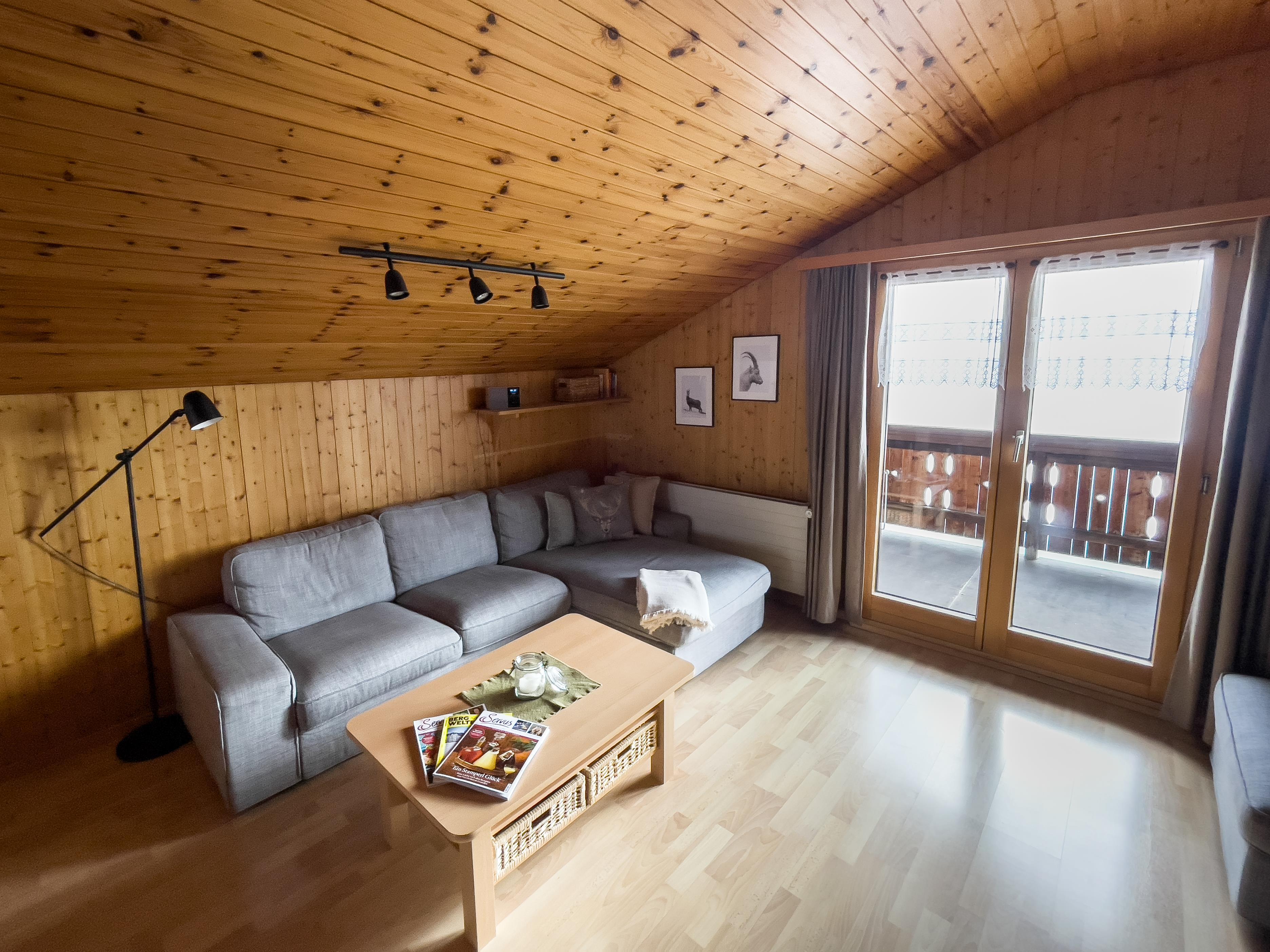Wohnzimmer mit Sofa und Balkon Wohnzimmer mit Sofa und Balkon