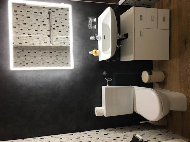 Holiday105_bad-WC_b Holiday105_bad-WC_b