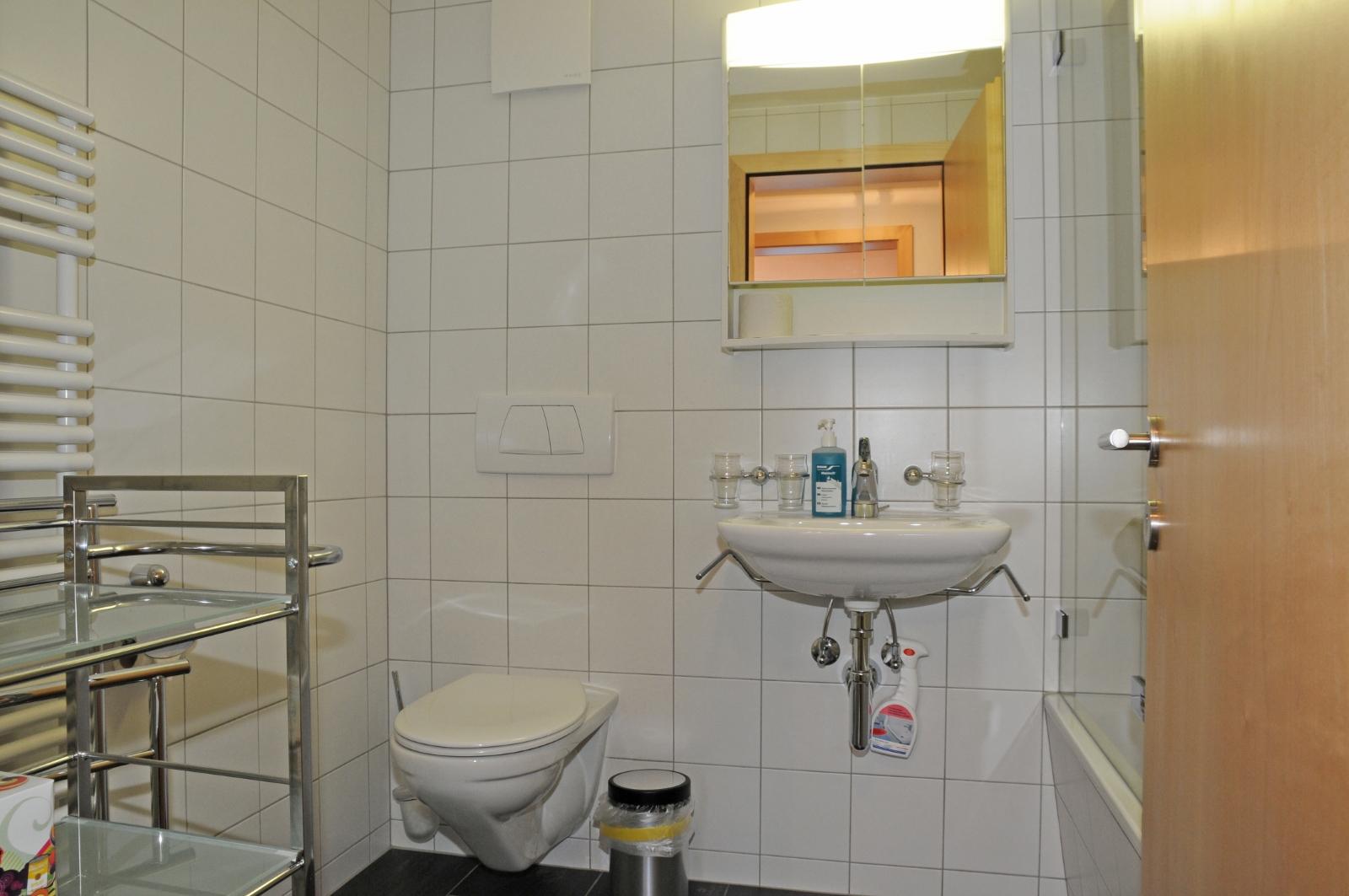 Haus Emilio 3. Stock West - Nasszelle Haus Emilio 3. Stock West - Nasszelle