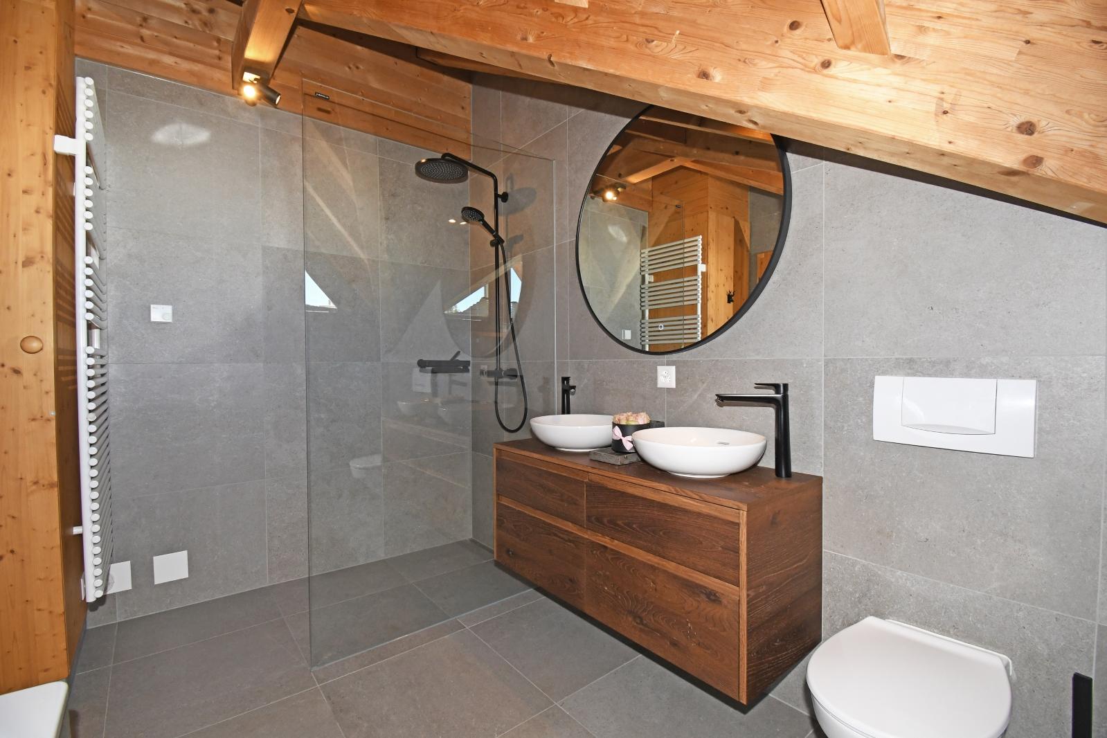 Chalet Wilhelm Tell OG Ost- 1. Nasszelle (2. Stk.) Chalet Wilhelm Tell OG Ost- 1. Nasszelle (2. Stk.)