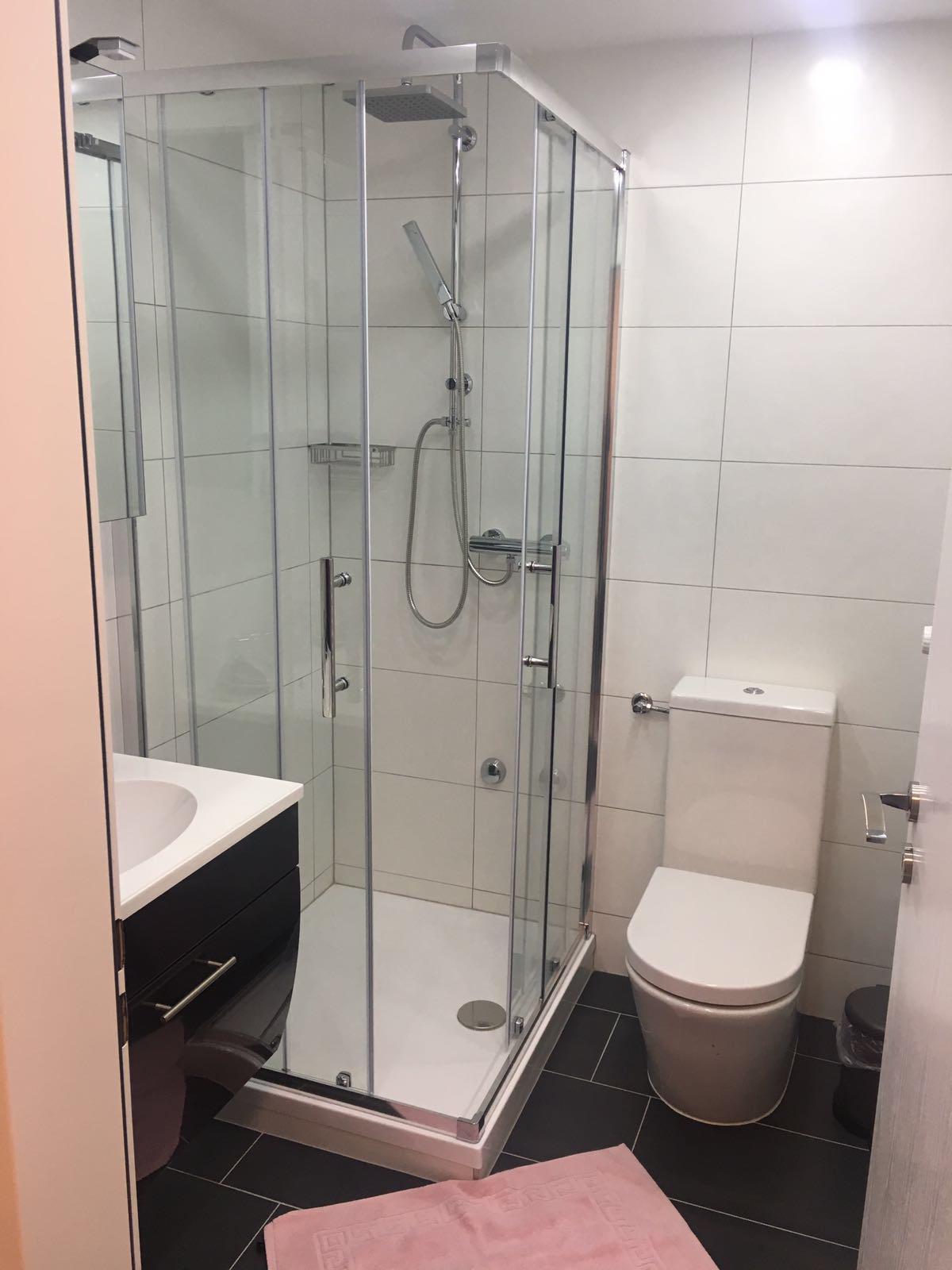 Holiday 87_dusche-WC_a Holiday 87_dusche-WC_a