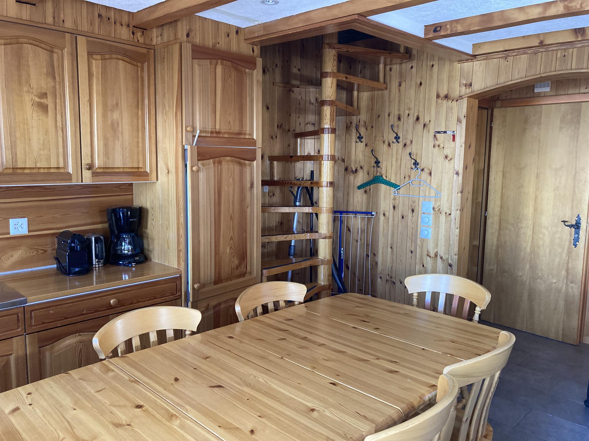 Wohnzimmer und Aufgang Wohnzimmer und Aufgang