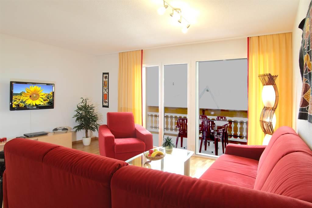 Wohnraum Balkon TV freundlich hell Familie Wohnraum Balkon TV freundlich hell Familie