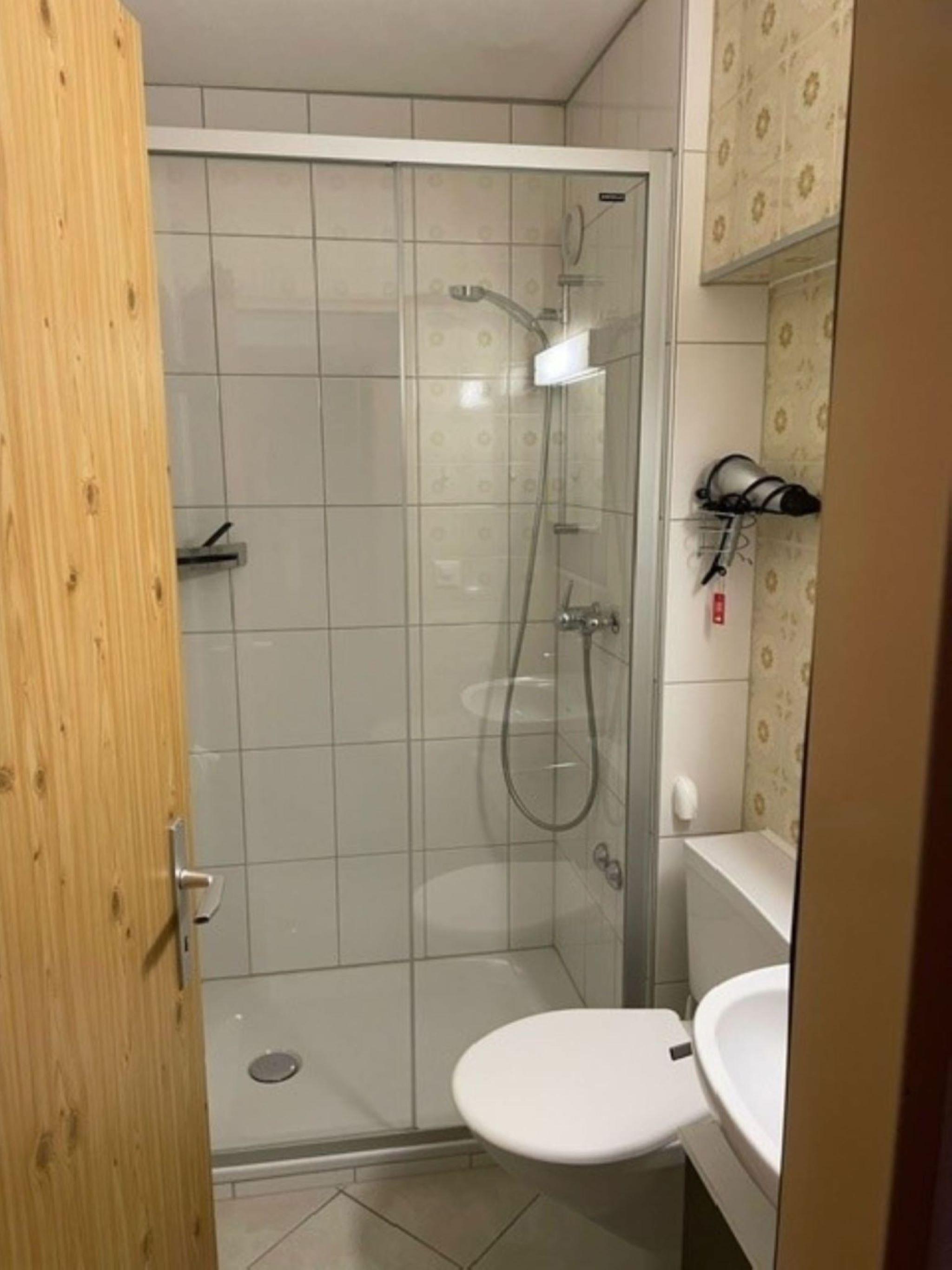 Bergtreu 13_dusche-WC Bergtreu 13_dusche-WC