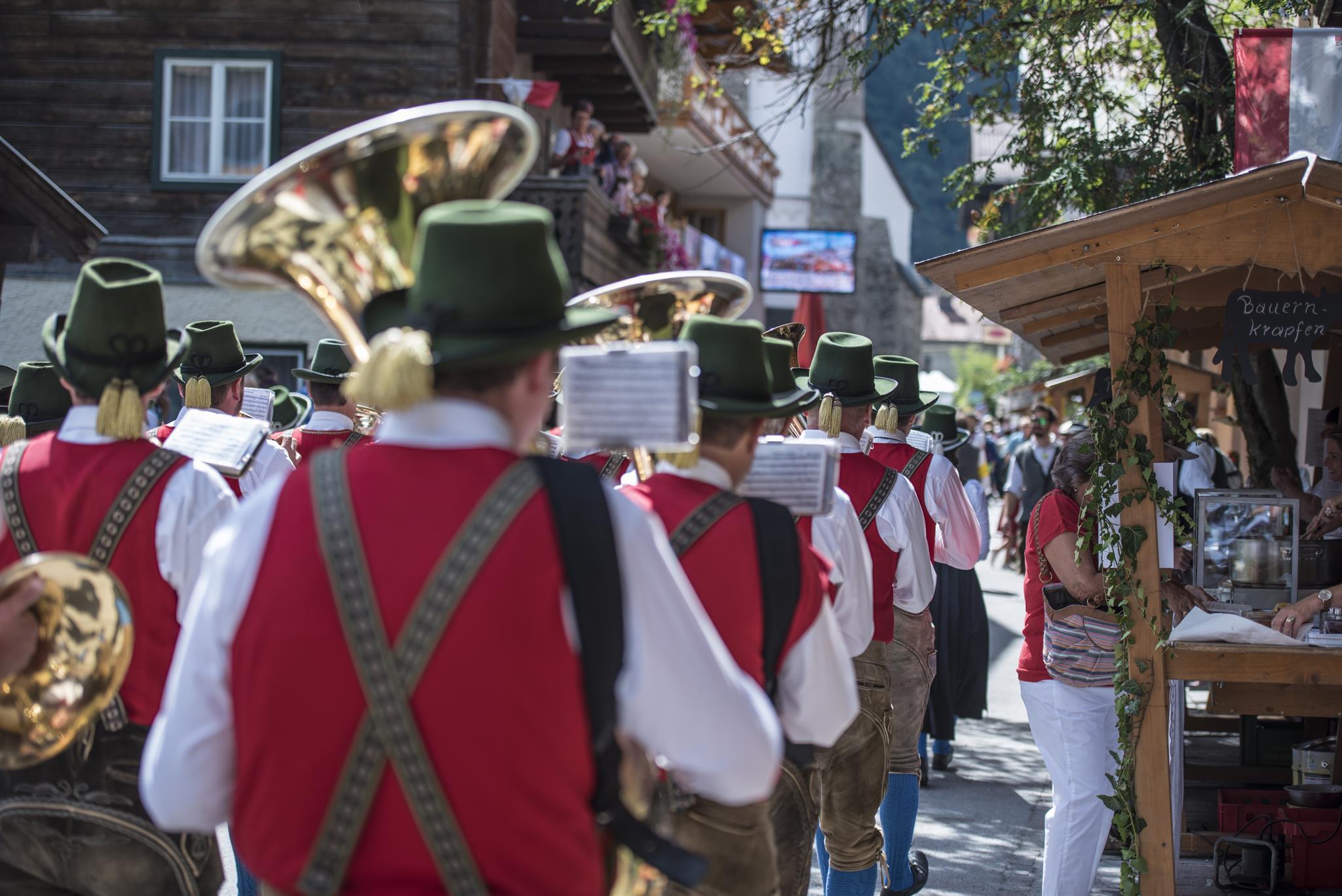 Platzkonzert der TMK Strochner mit Auftritt des Herreitervereins