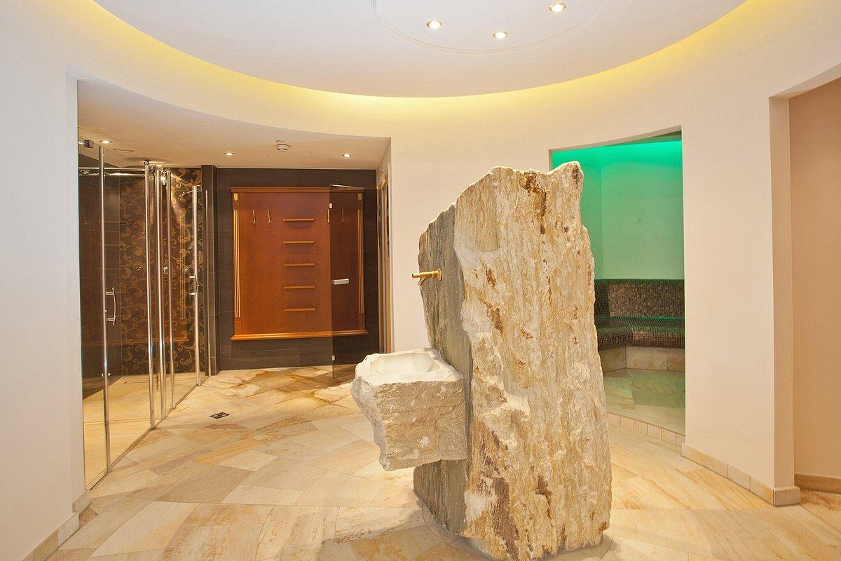 An elegant entrance area with natural stone and warm light. The design feels modern and inviting.