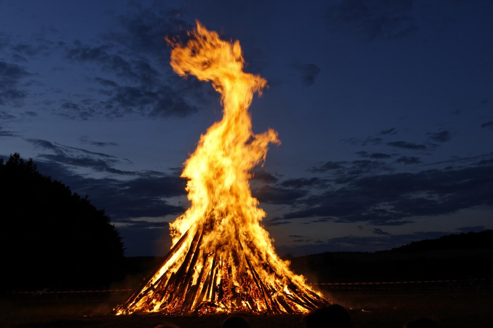 Sonnwendfeuer brennen am Spielberg