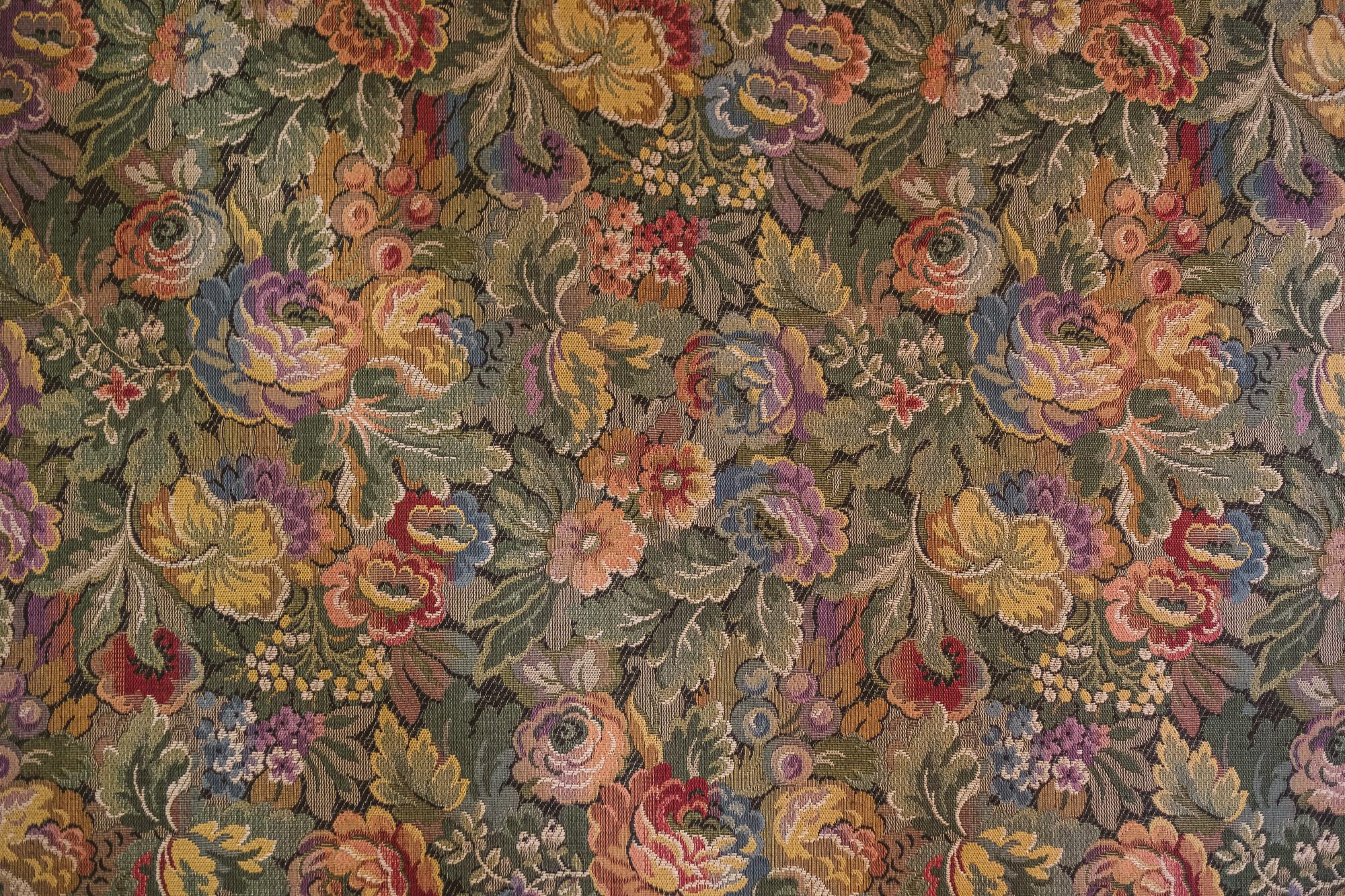 A patterned fabric with colorful flowers in various colors. The floral motifs are harmoniously arranged and convey an elegant atmosphere.