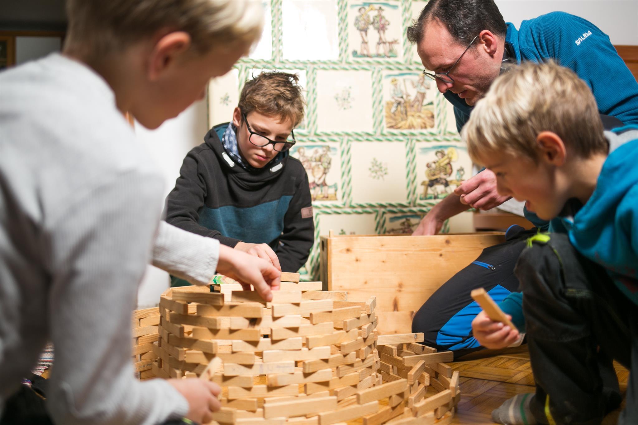 Immer wieder freitags Seeham SEhEN… Holzstöckerlbauen für Jedermann