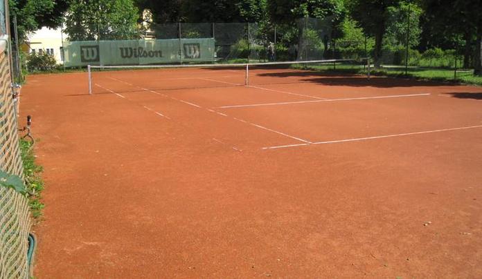 Tennisplatz im Ortszentrum Strobl