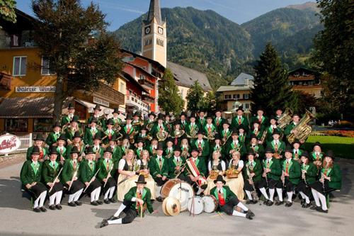 Platzkonzert der Trachtenmusikkapelle: Kirchplatz