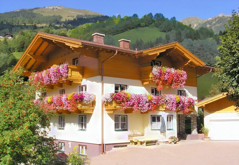 A charming house with a beautiful balcony adorned with colorful flowers. In the background, green hills and mountains can be seen. The holiday home has 3 newly furnished apartments and is equipped in a modern and comfortable style. Quiet and central location in Dorfgastein in the Salzburger Land. An ideal starting point for hiking and cycling tours. The mountain lifts and the swimming pool with sauna are only 250 meters away. Very good restaurants are within walking distance. In the center of Dorfgastein, there is a public playground for children.