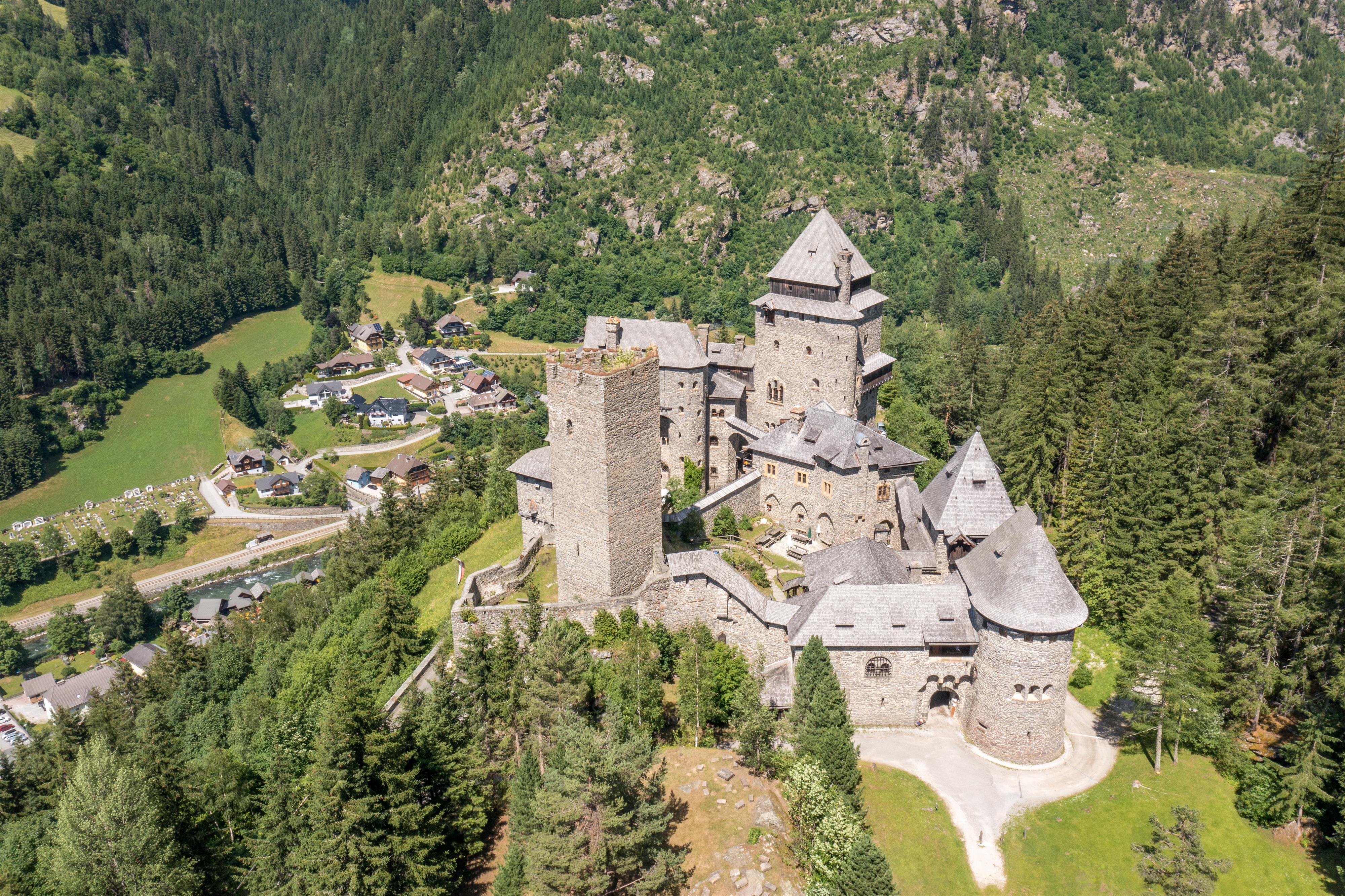 Sommerfest mit Frühshoppen auf der Burg Finstergrün