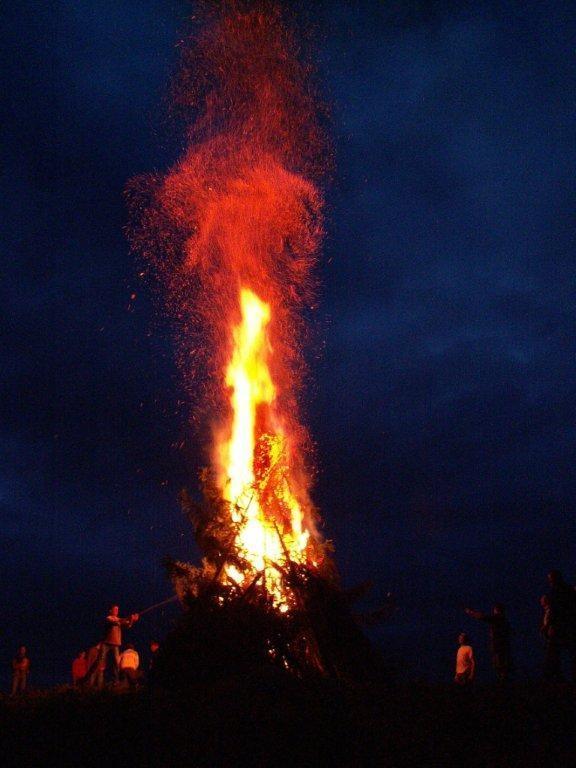 Sonnenwende – Berge in Flammen
