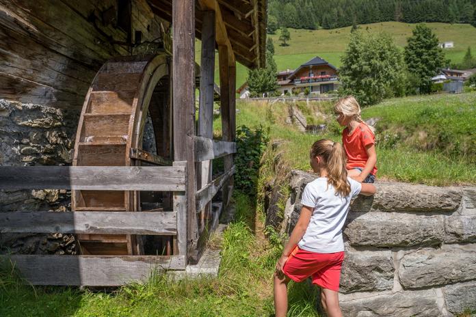 Mühlenweg Zederhaus mit Museum Walcherhäusl