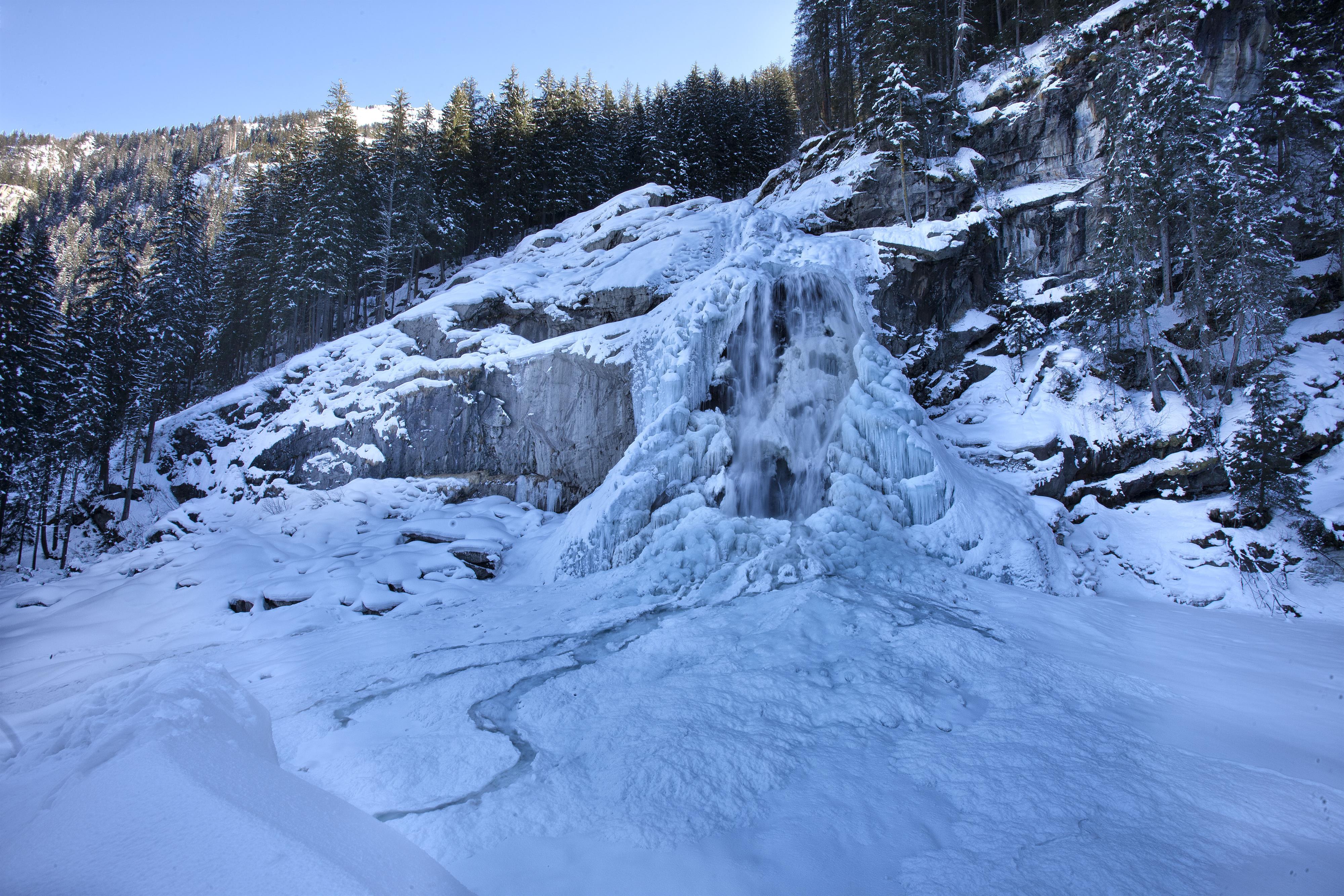 Im Winterreich der Wasserfälle