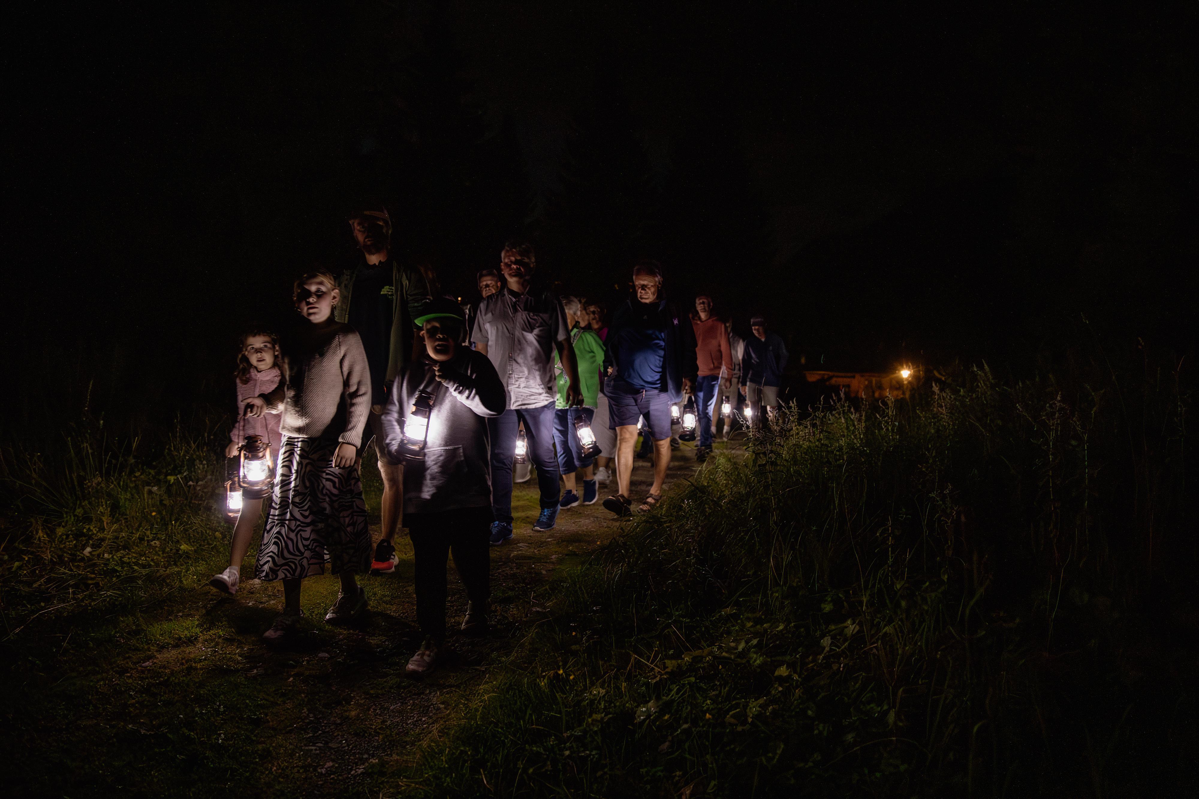 Musikalisches Stelldichein mit Lesung & Laternen Wanderung
