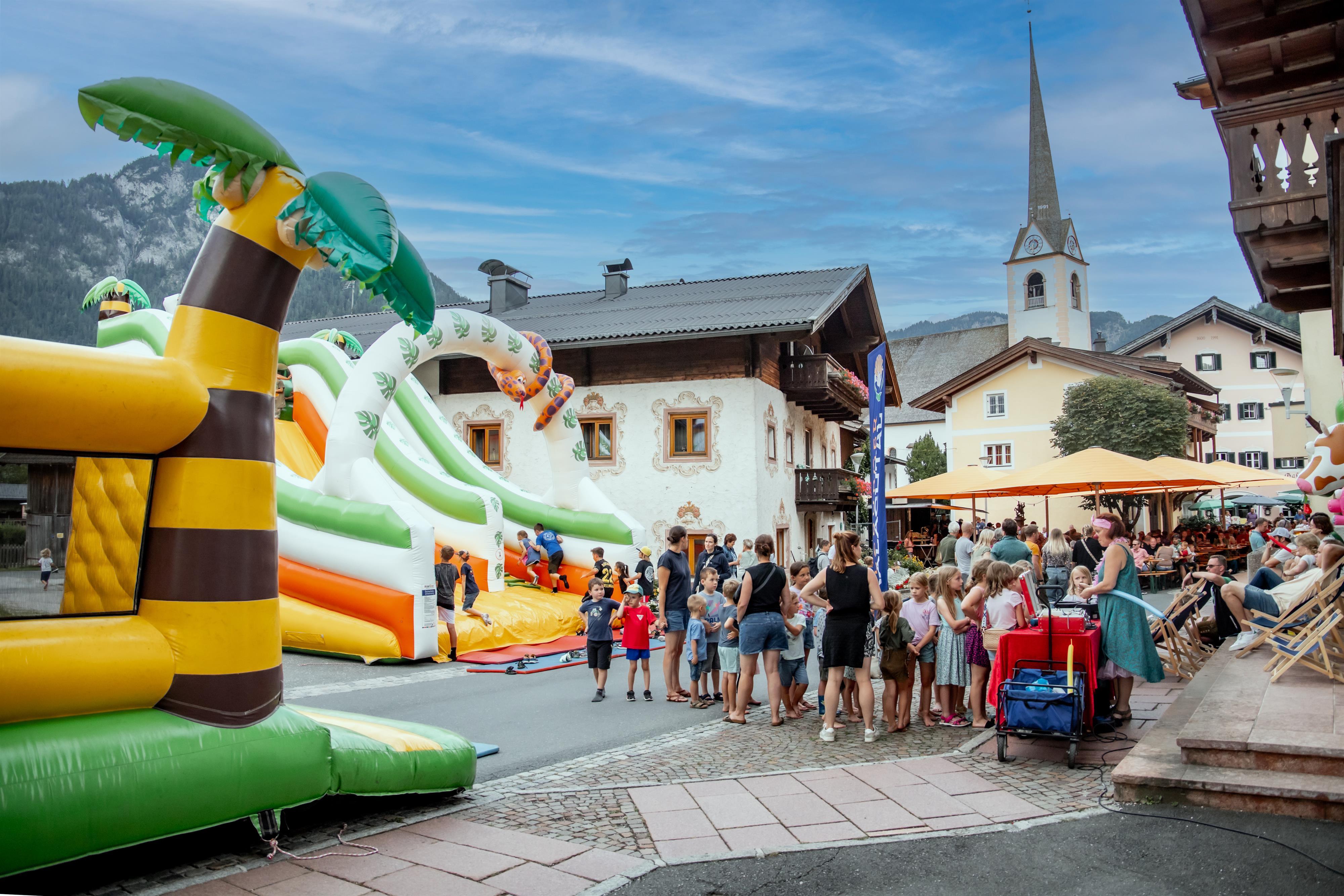 Gemütlicher Dorfabend