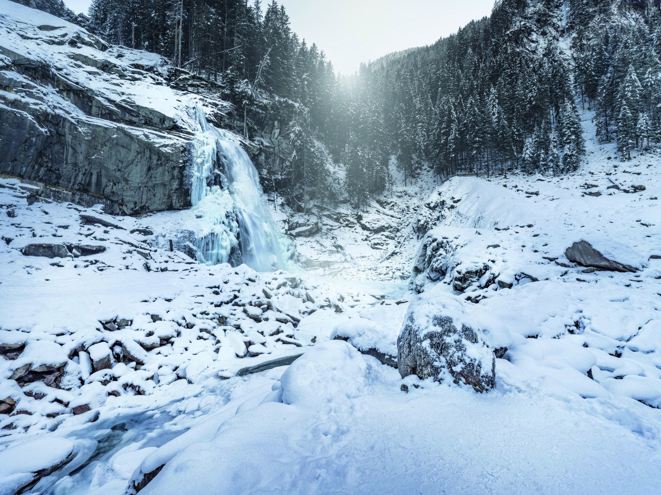 Im Winterreich der Wasserfälle