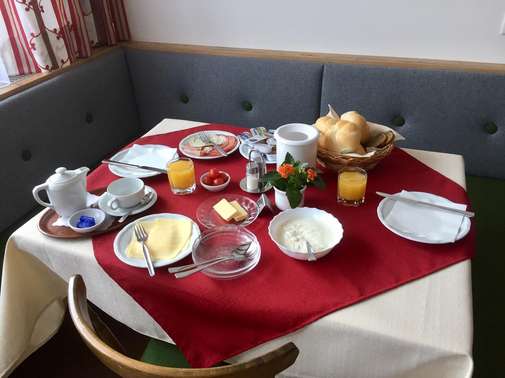 Frühstücksraum gedeckter Tisch