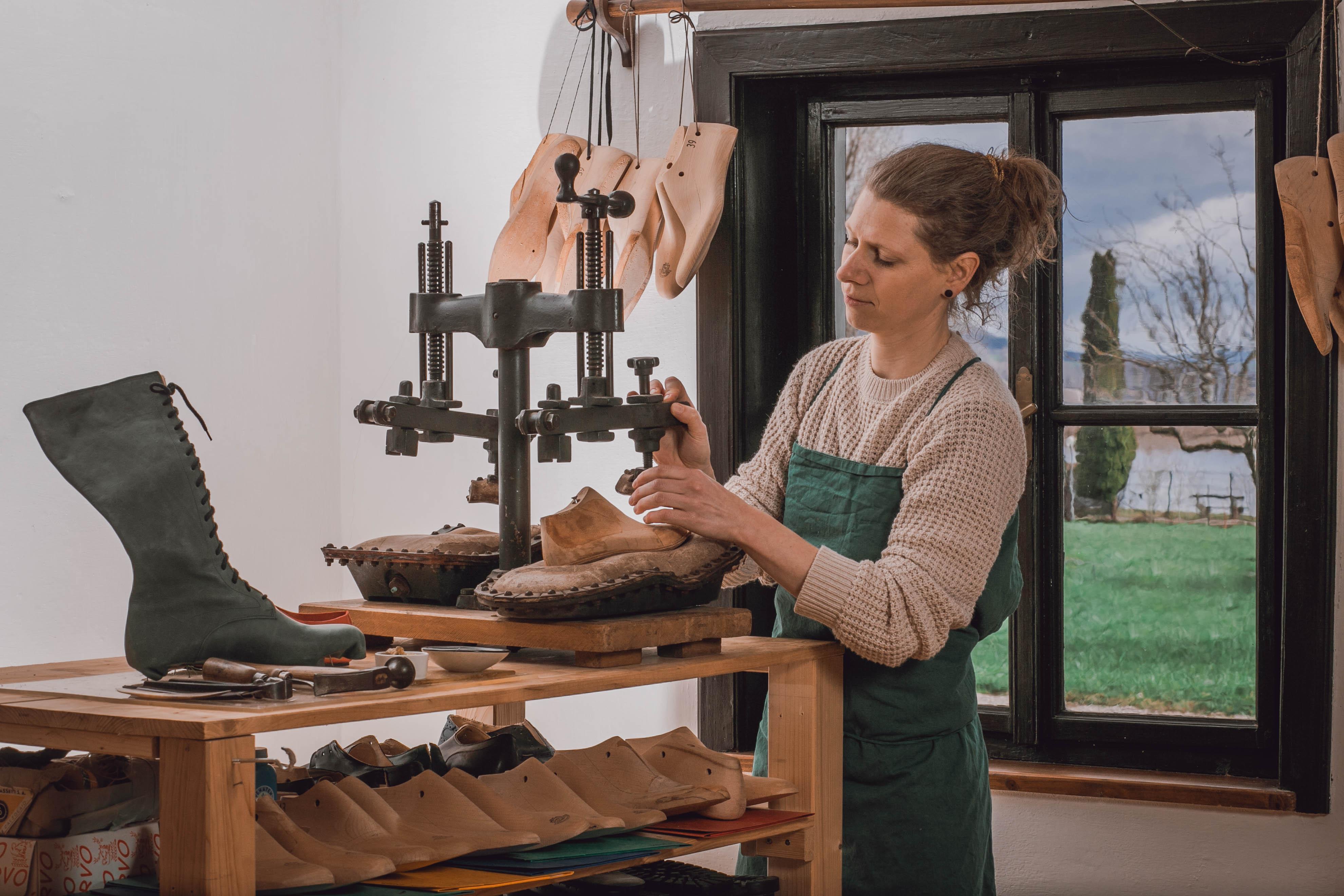 Offene Türen in der Schuhmacherei im Alten Wagnerhäusl