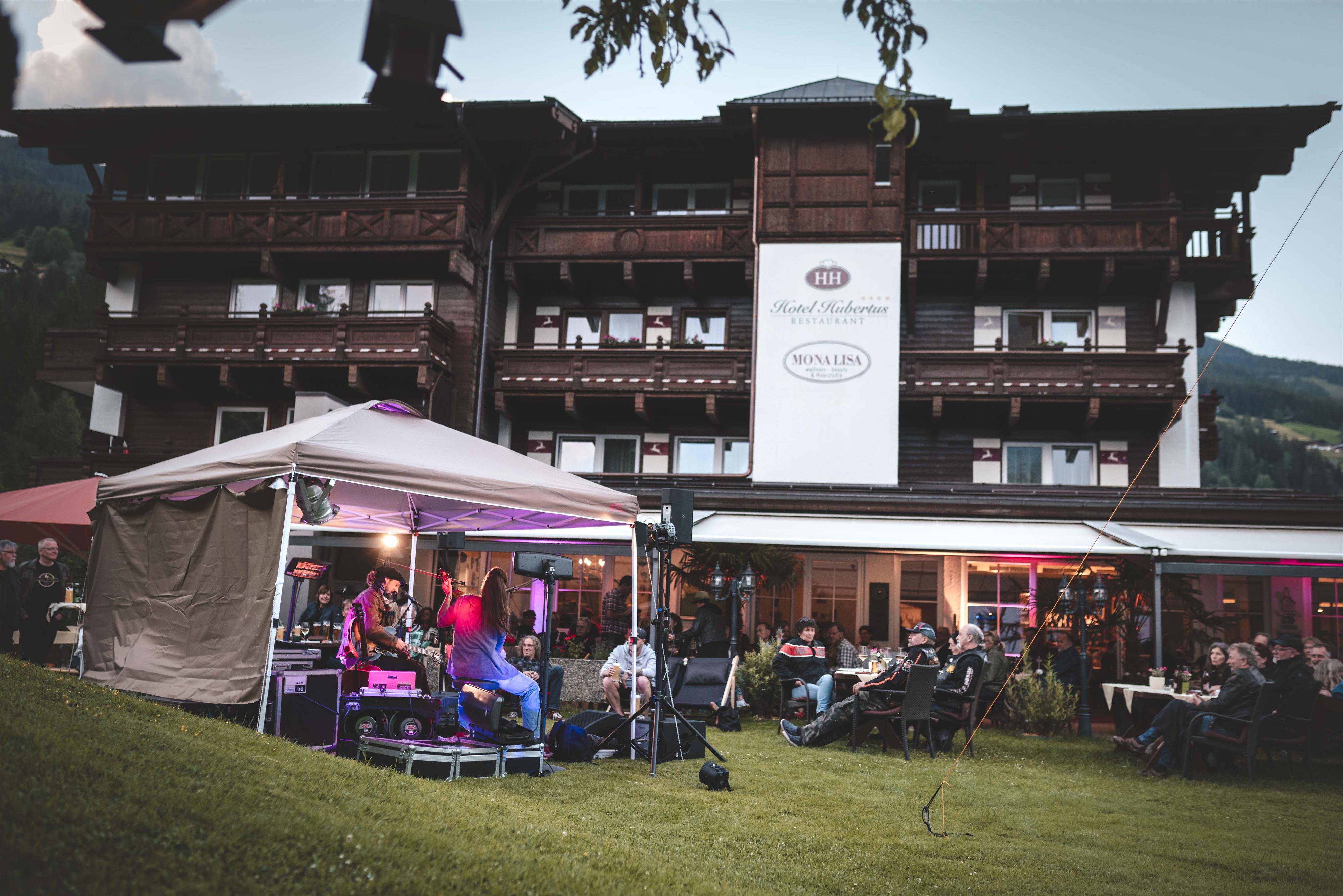 Live Musik mit Hank Davidson & Lewis Glover