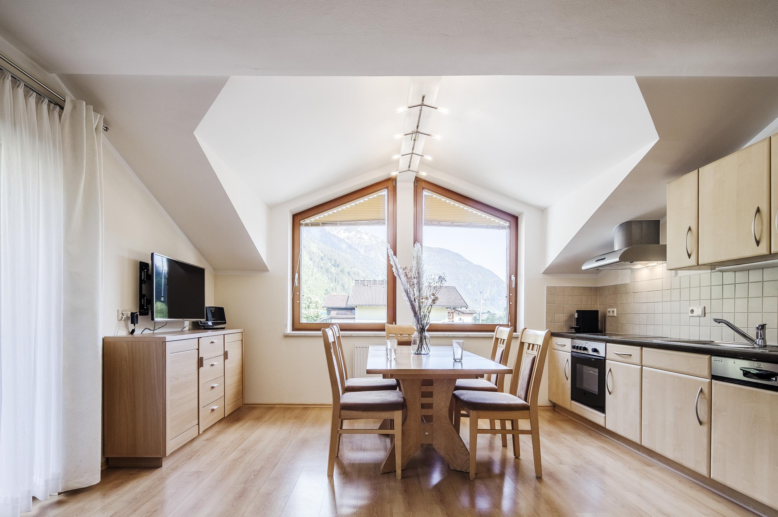 Haus-Brunhilde-Dorfgastein-Kueche-Esstisch