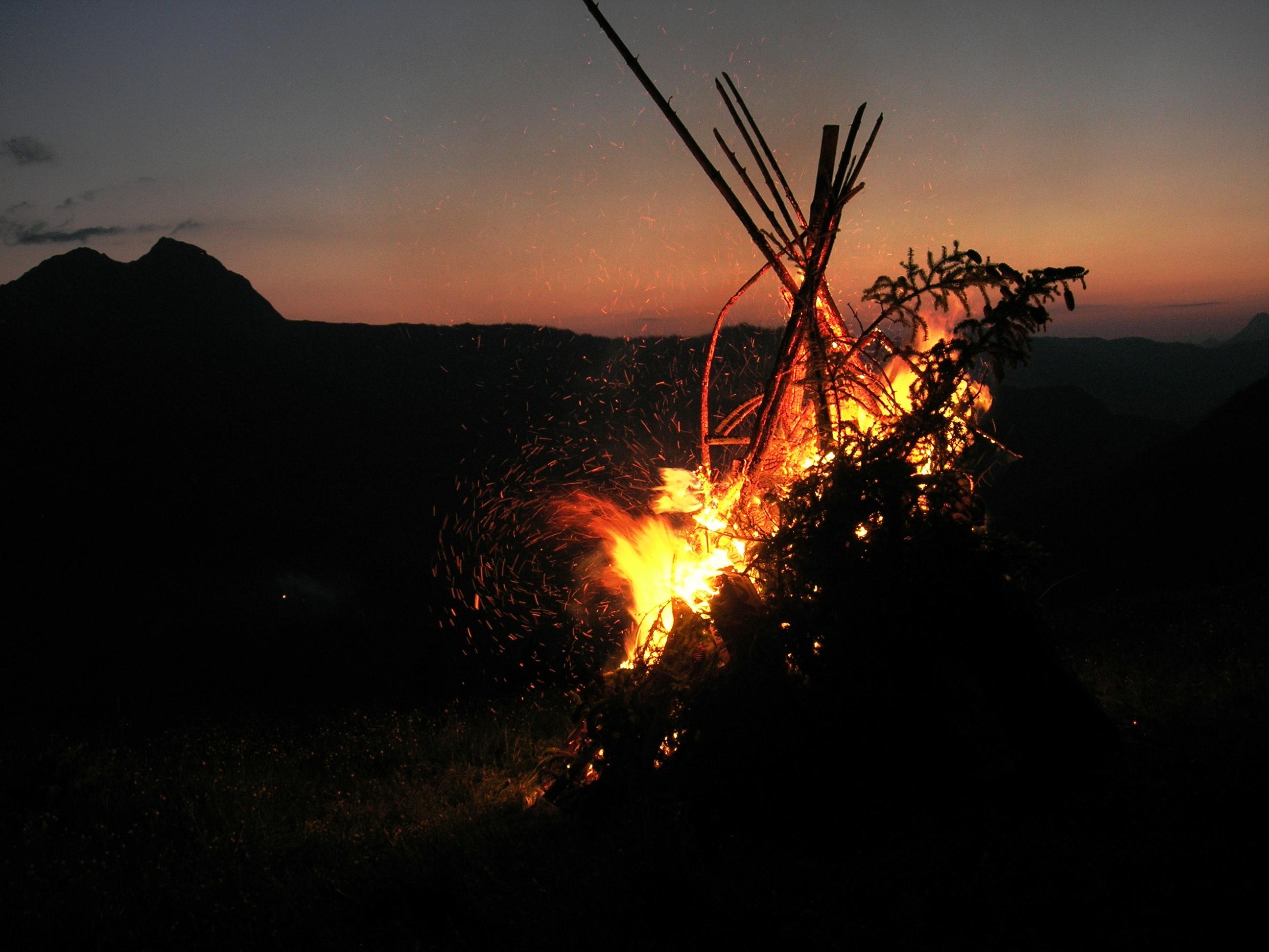 Berge in Flammen – Abendauffahrt zur Sonnenwende
